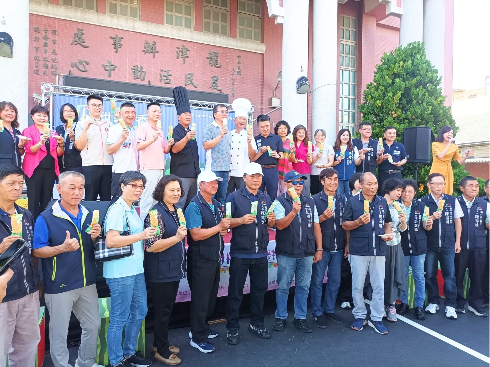 活動與會貴賓推廣農會特色產品西瓜冰棒。