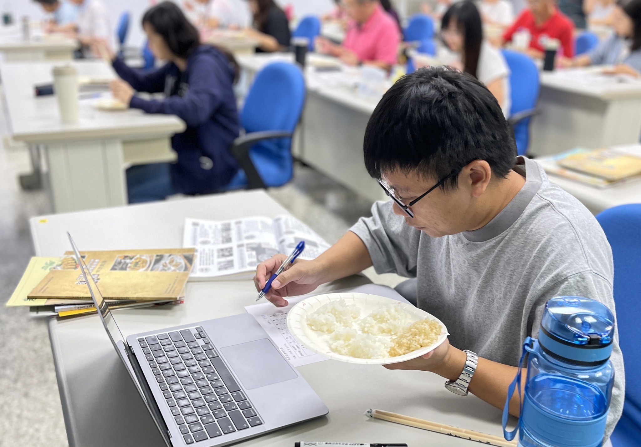 學員參與「米飯官能品評介紹與品嚐」活動。