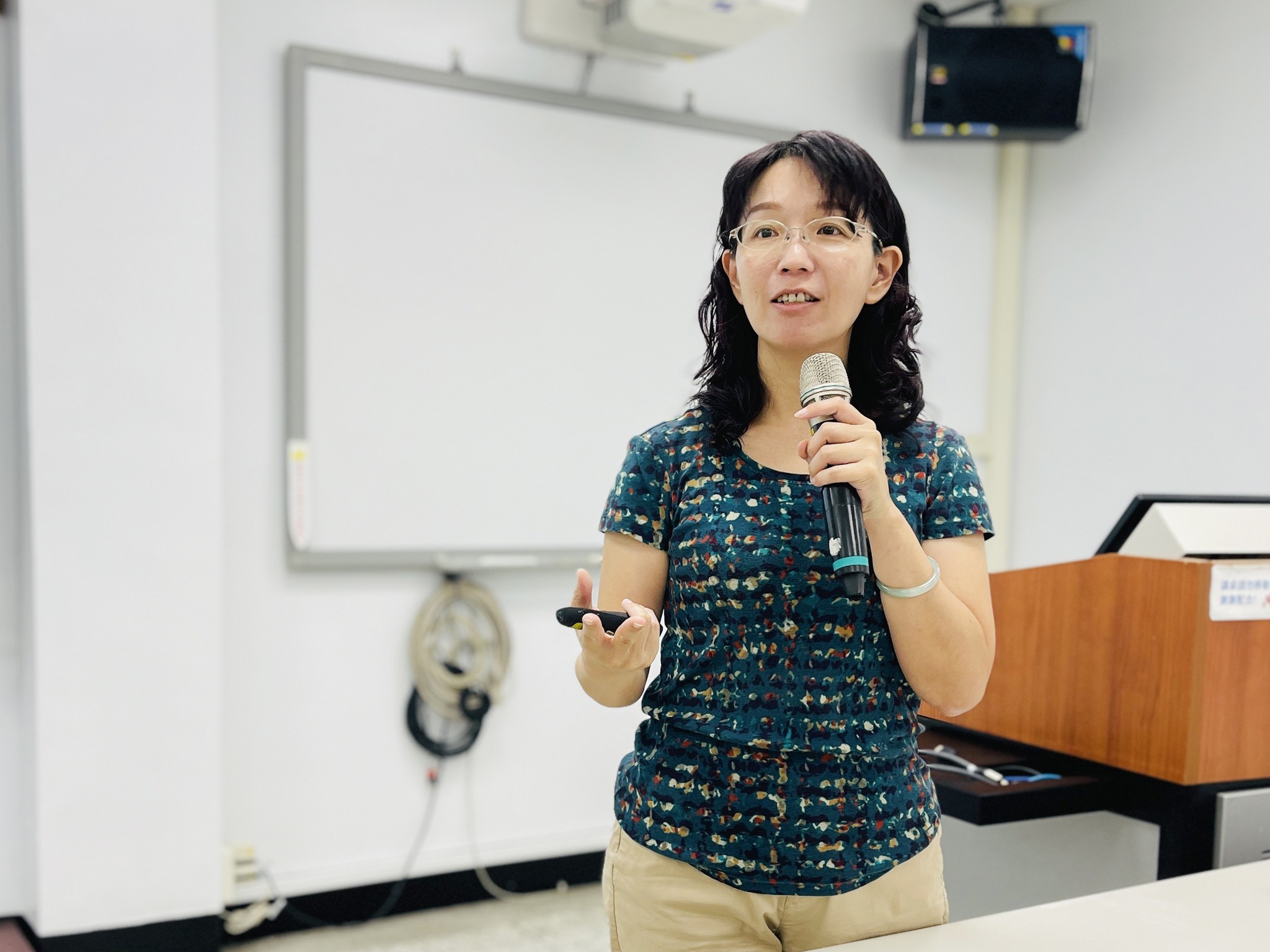 本場曾康綺副研究員講解「飲食與健康」。