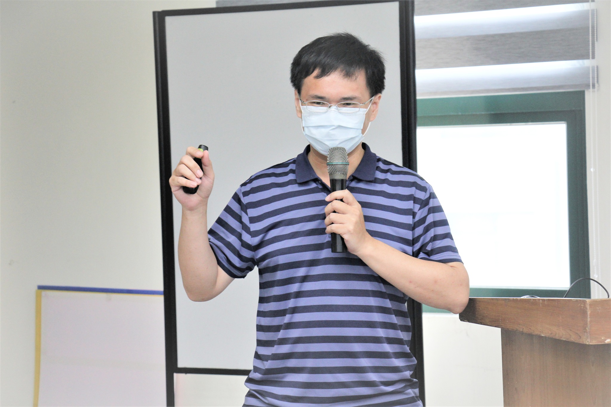 廖崇億助理研究員講解土壤肥培管理。