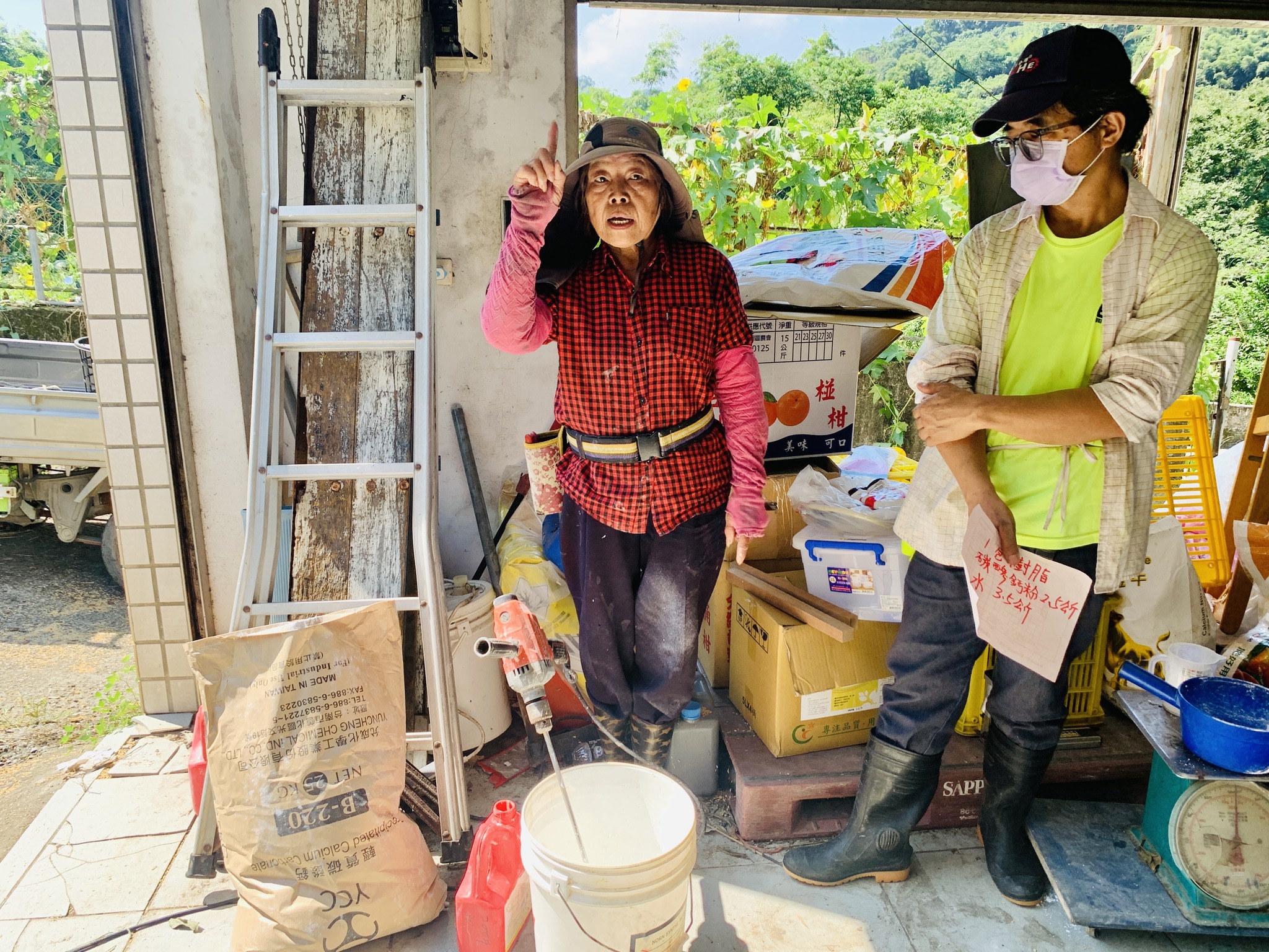 助教指導學員進行碳酸鈣漿料調配。