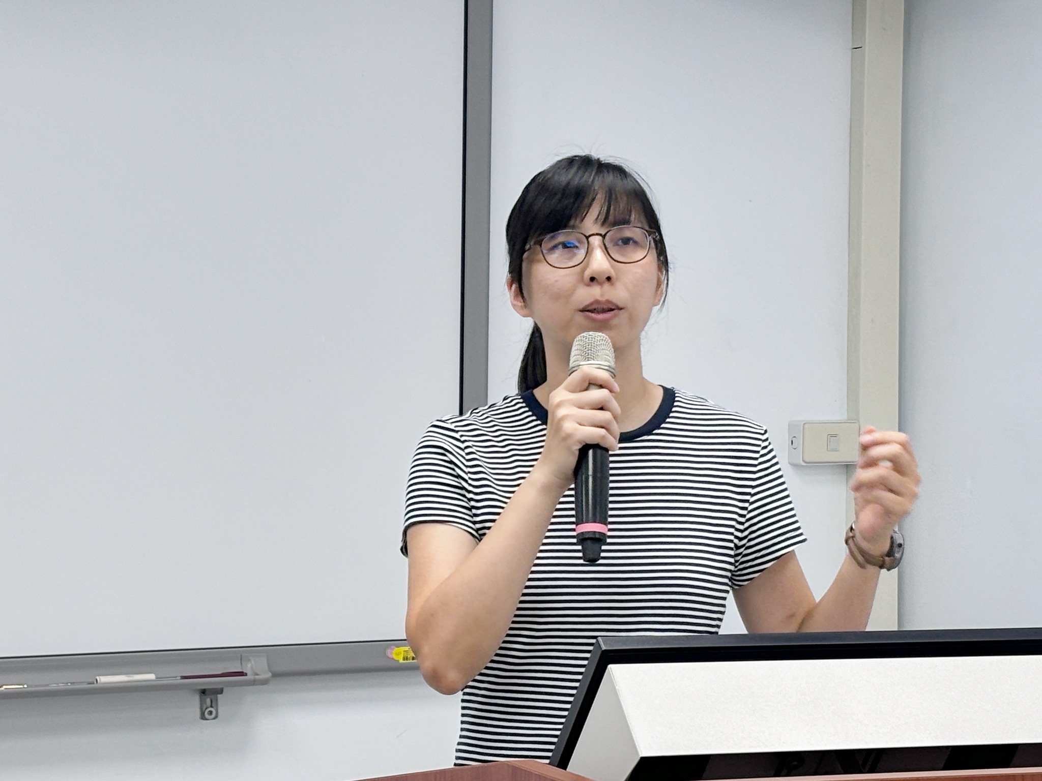 陳彥樺副研究員說明光照與溫度對花期調節的關鍵。