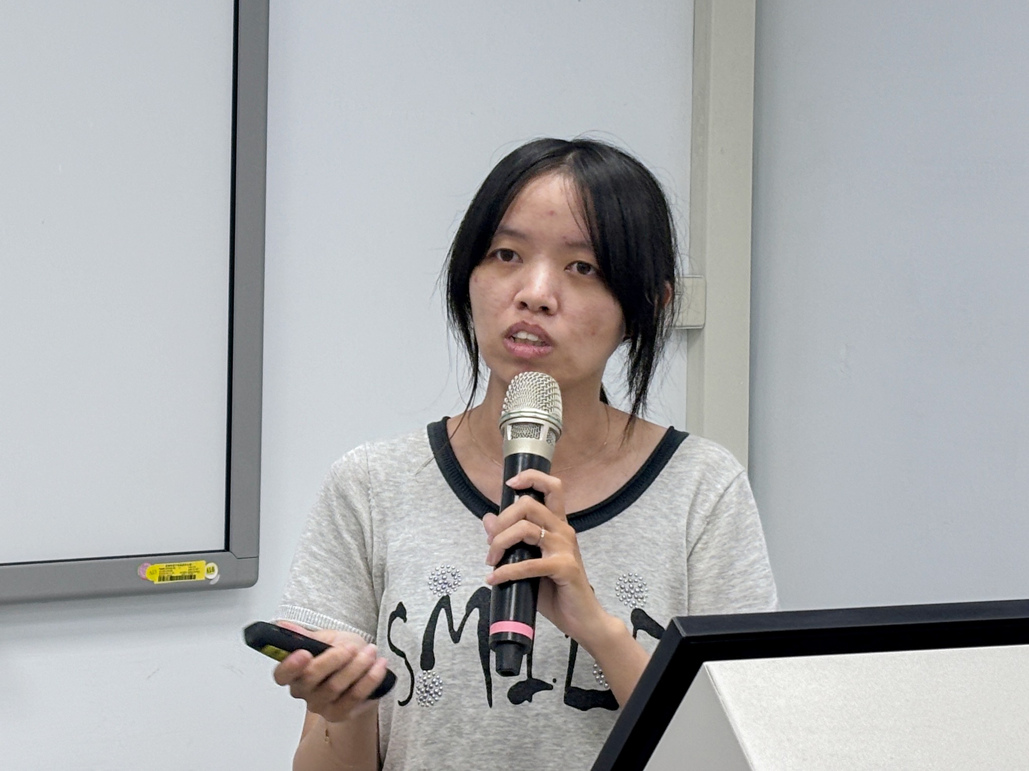 林蒂盈助理研究員介紹洋桔梗採收標準。