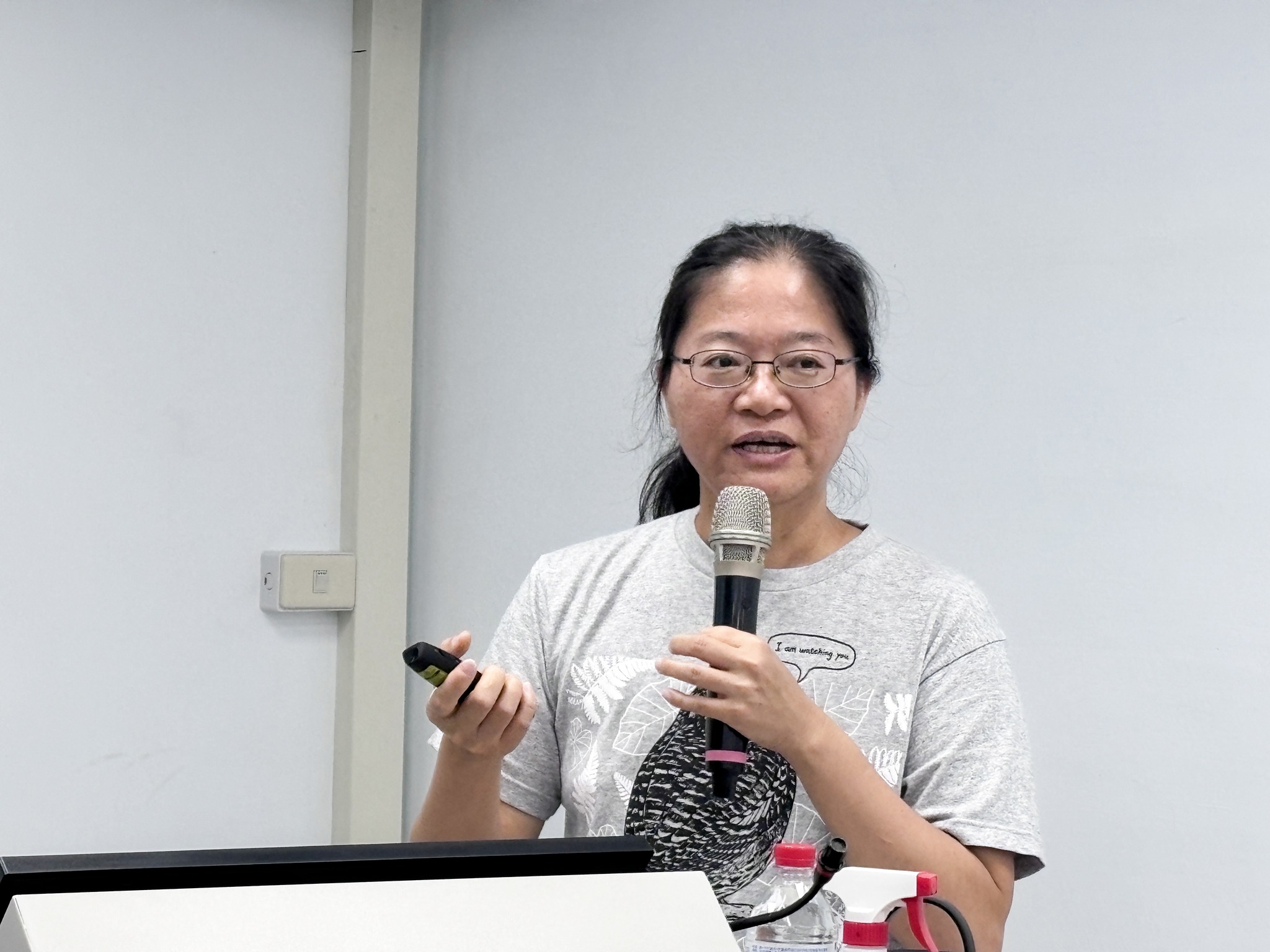 洪惠娟副研究員講解百合種球處理方法。