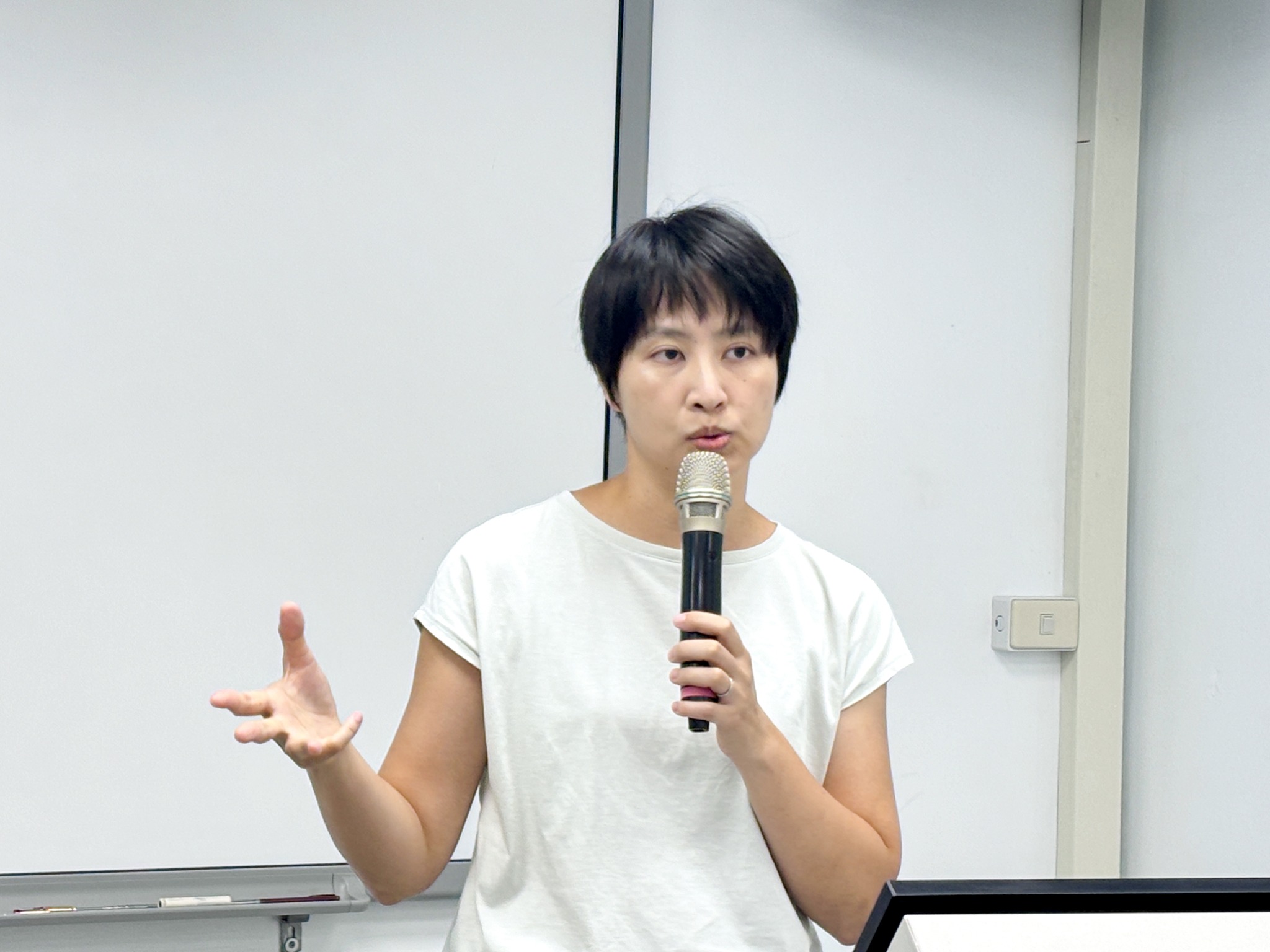 許晴情助理研究員說明花卉病害防治資材使用方法。