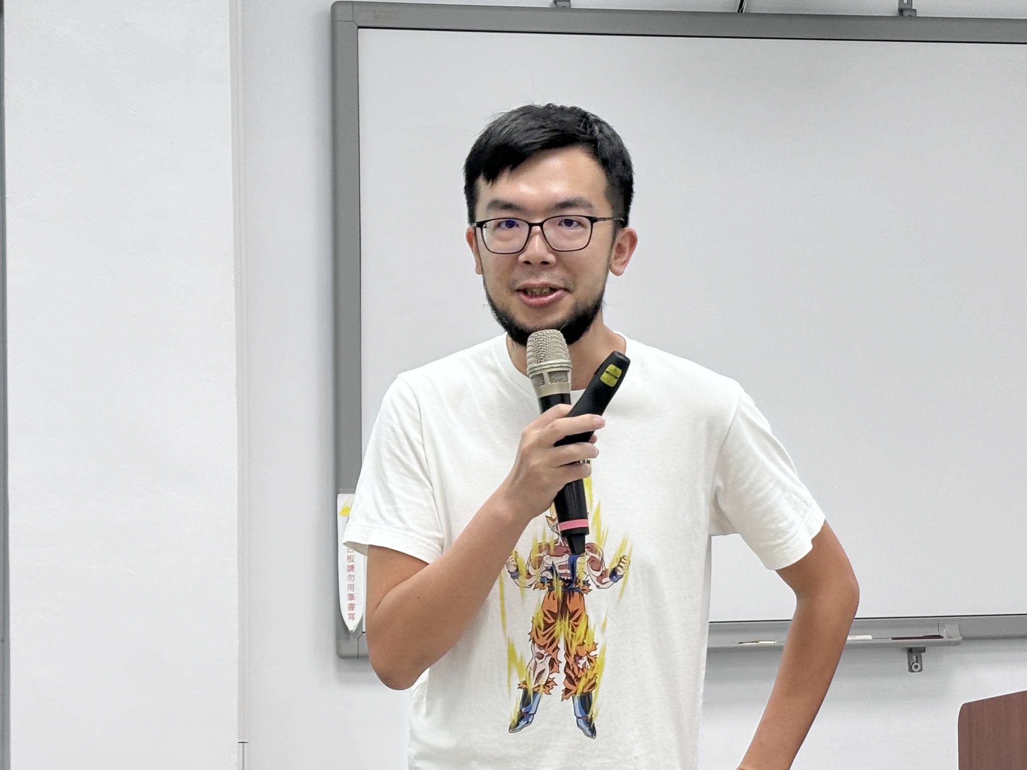 于逸知助理研究員講解花卉常見蟲害。