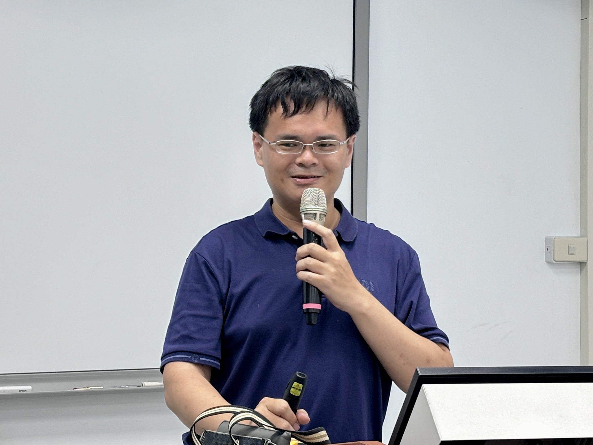 廖崇億助理研究員介紹微量元素缺乏在植體的表現。