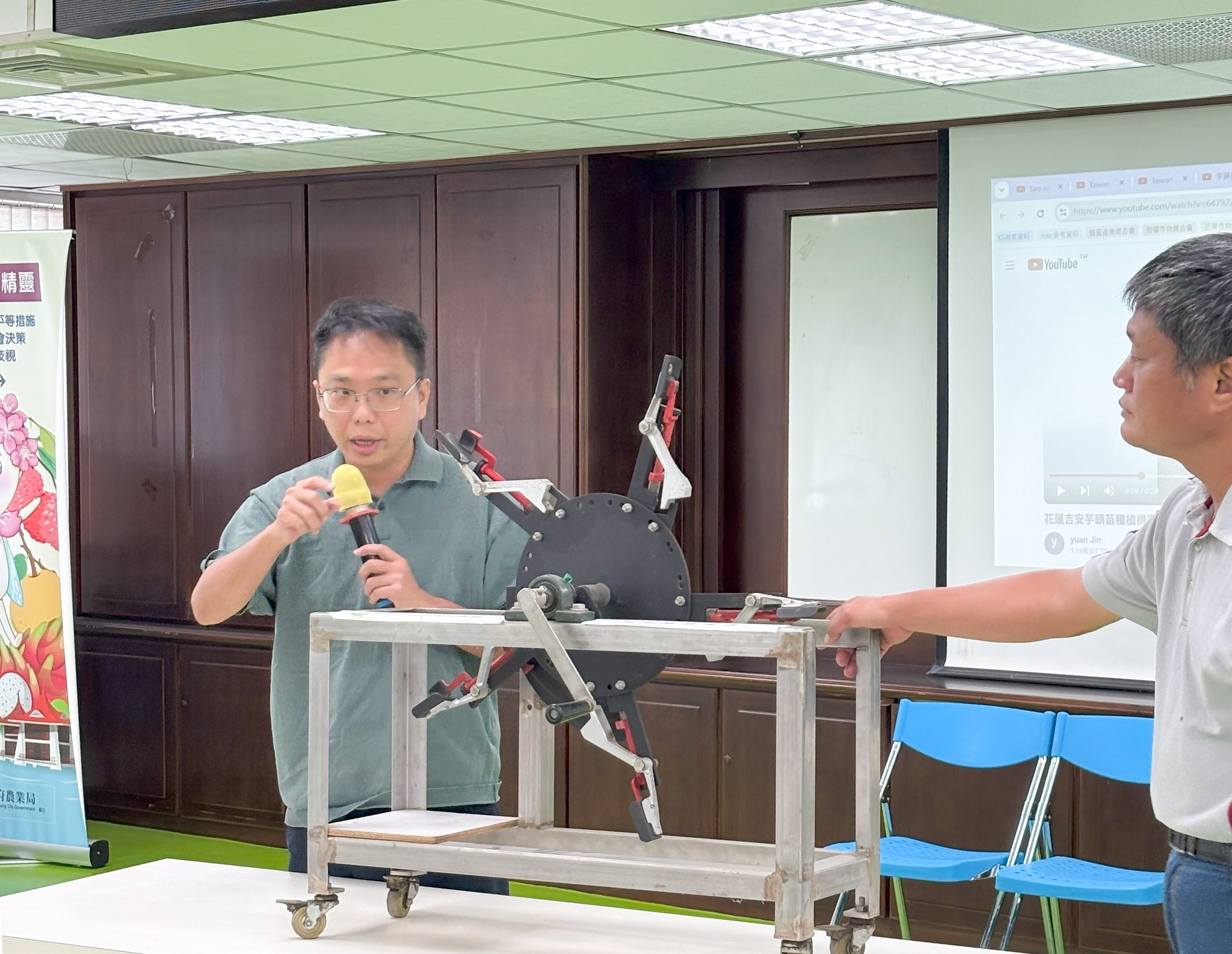 張金元副研究員說明芋種植機械結構使用技巧與方法。