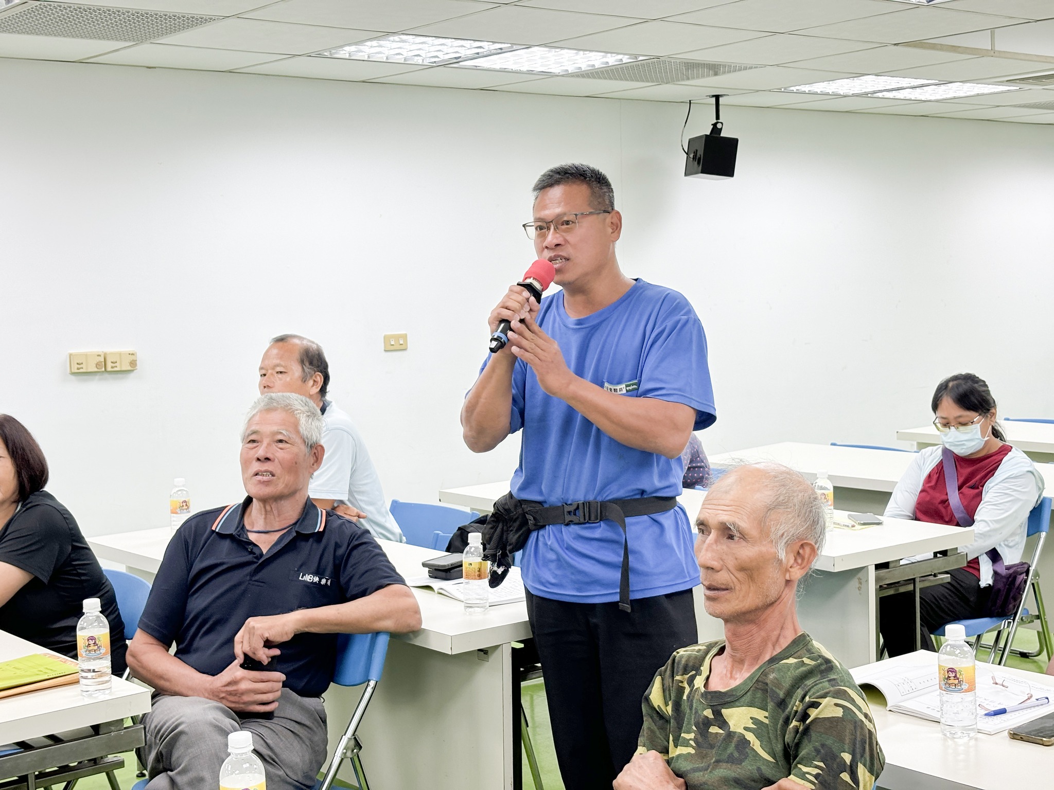 大甲區蔬菜產銷班第12班紀文雄班長現身說法，分享機器應用的省工成效。