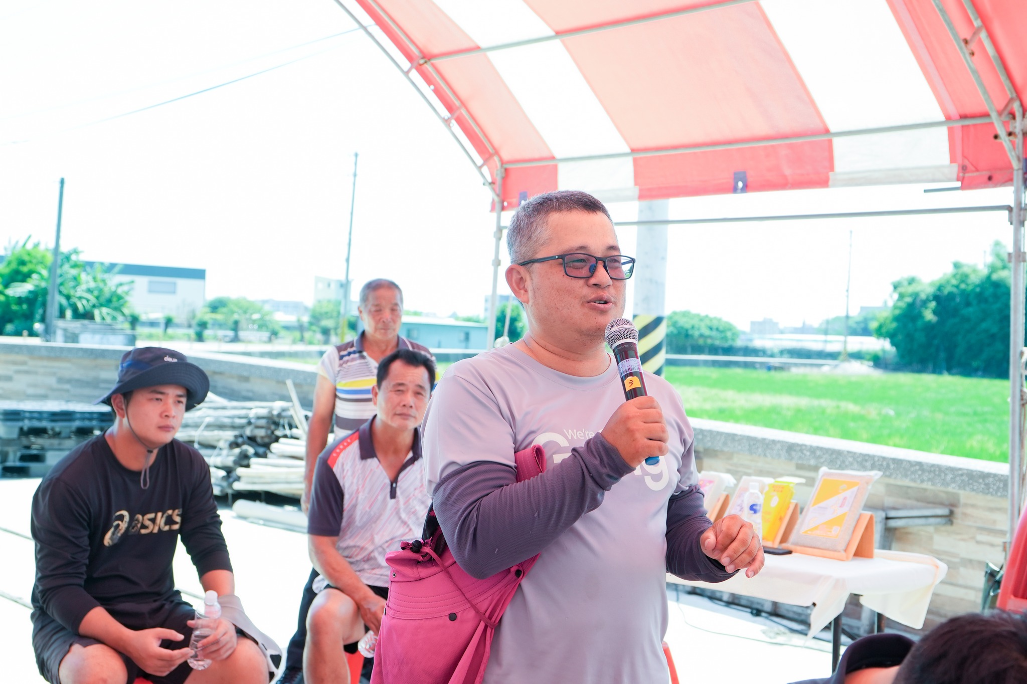 現場與會農友於觀摩會中發問討論。