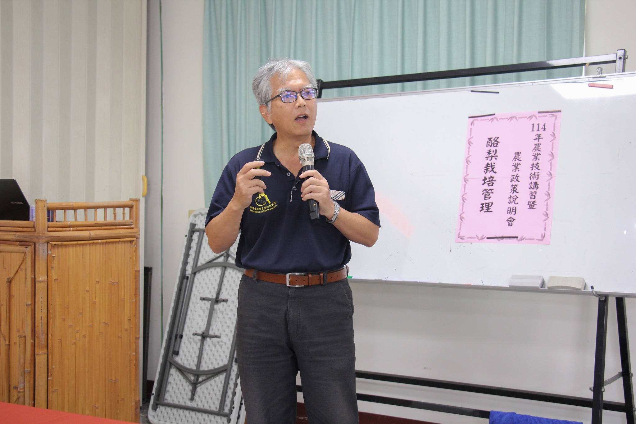 徐錦木助理研究員講解酪梨果園規劃及管理。