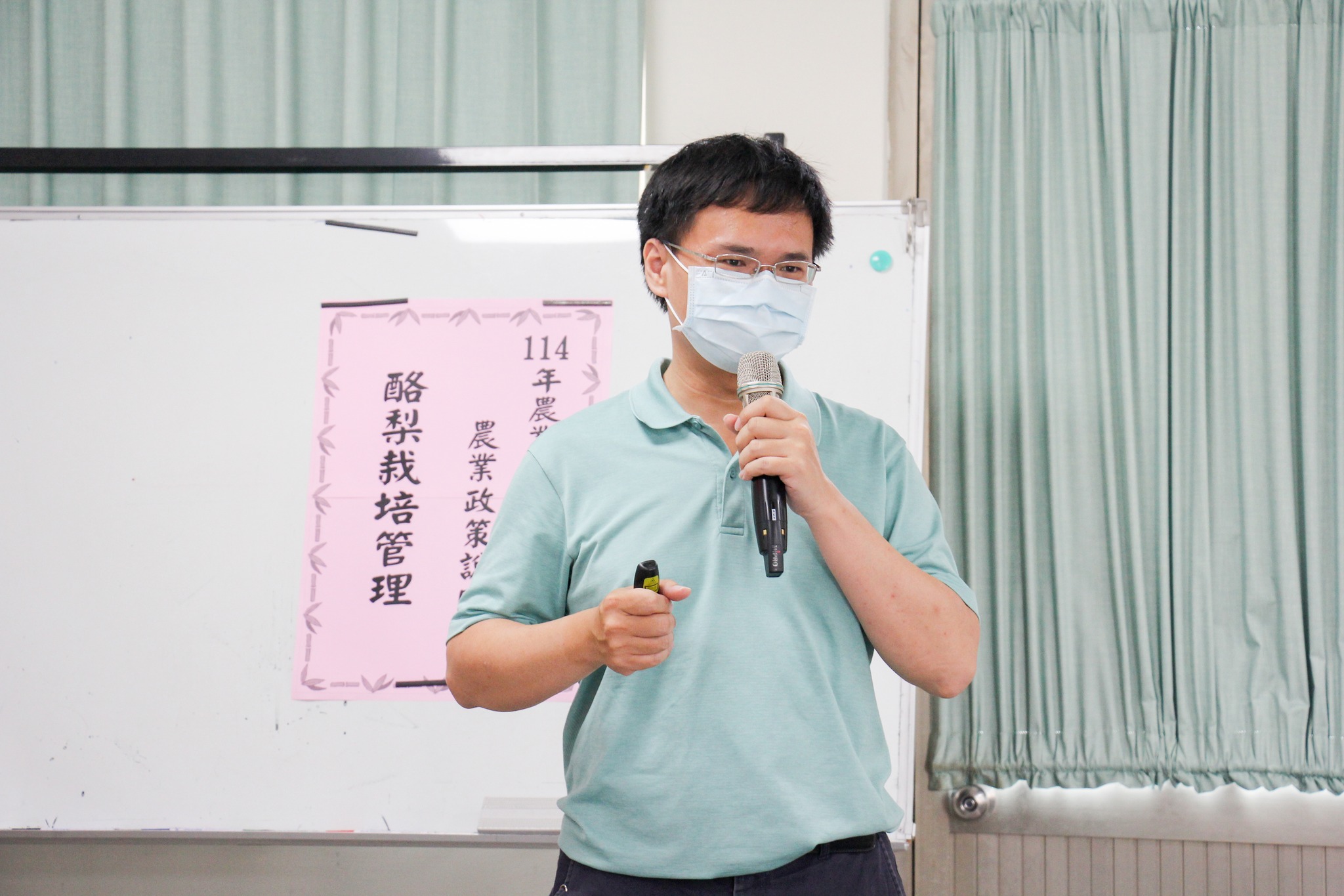 廖崇億助理研究員介紹土壤肥培管理。