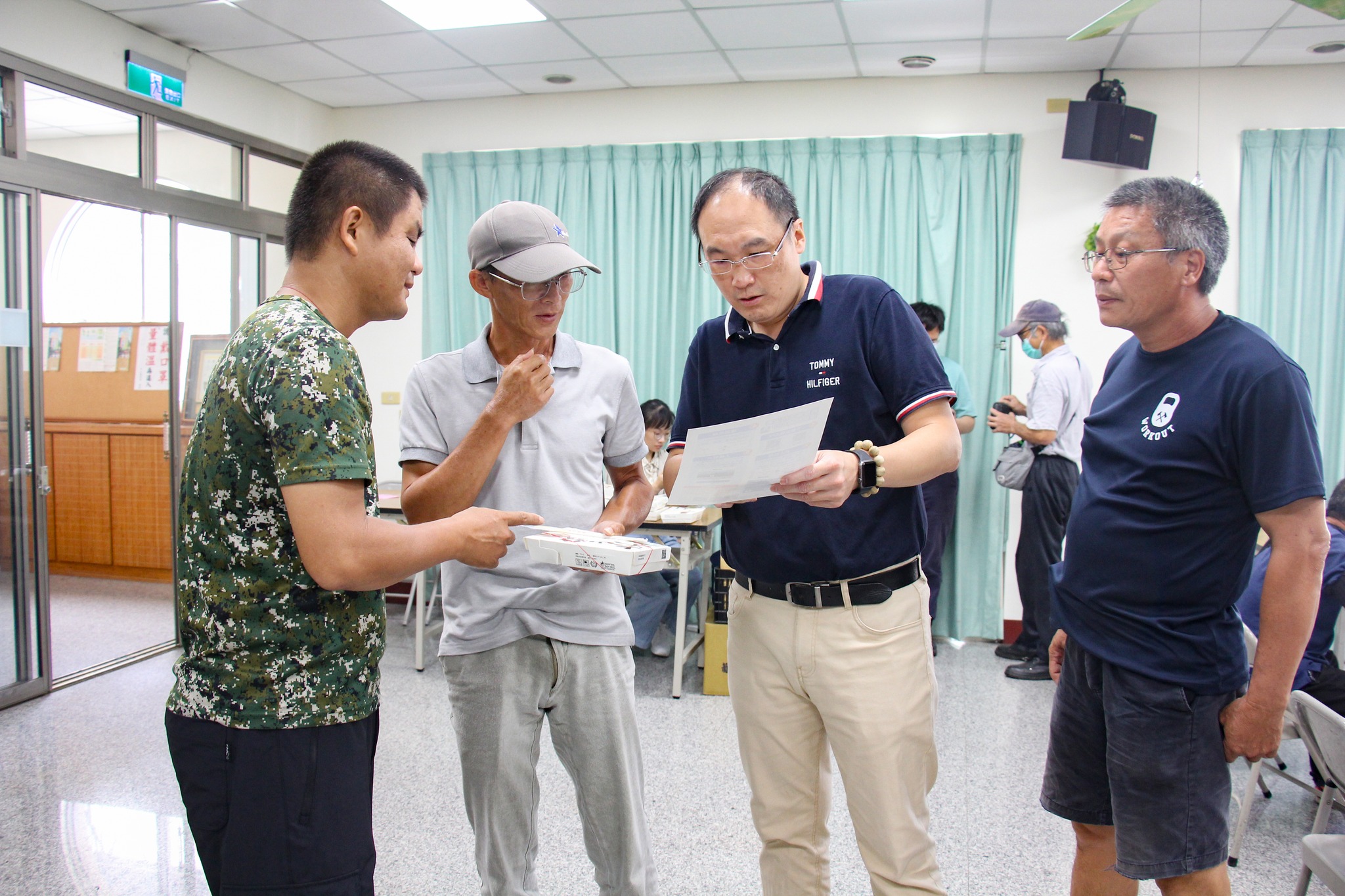 邀請農友使用手機加入農產業天然災害現地照相app，輔導農友註冊帳號並使用。