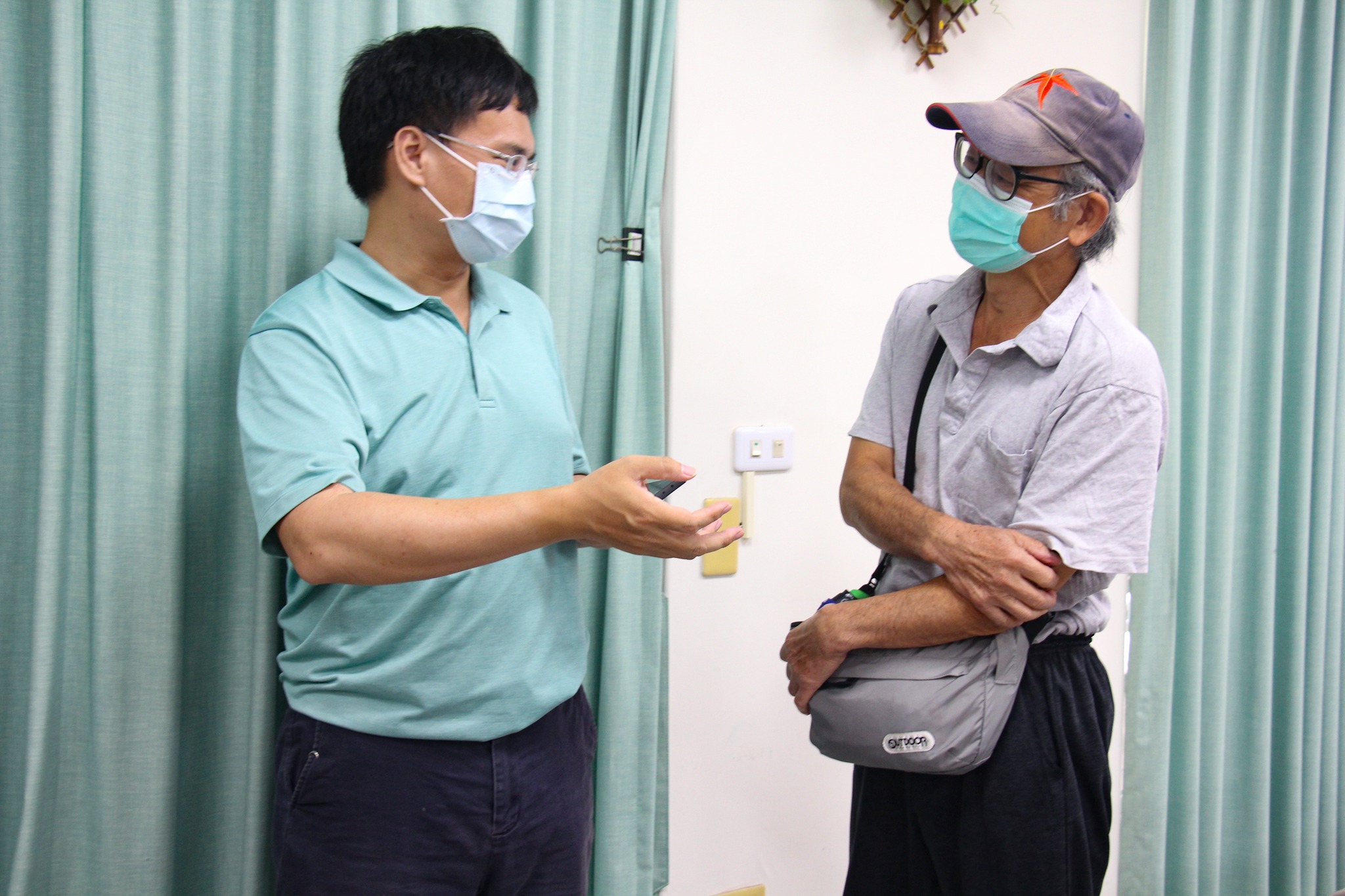 會後產銷班農友針對酪梨果園肥培管理議題與本場人員進行交流討論。