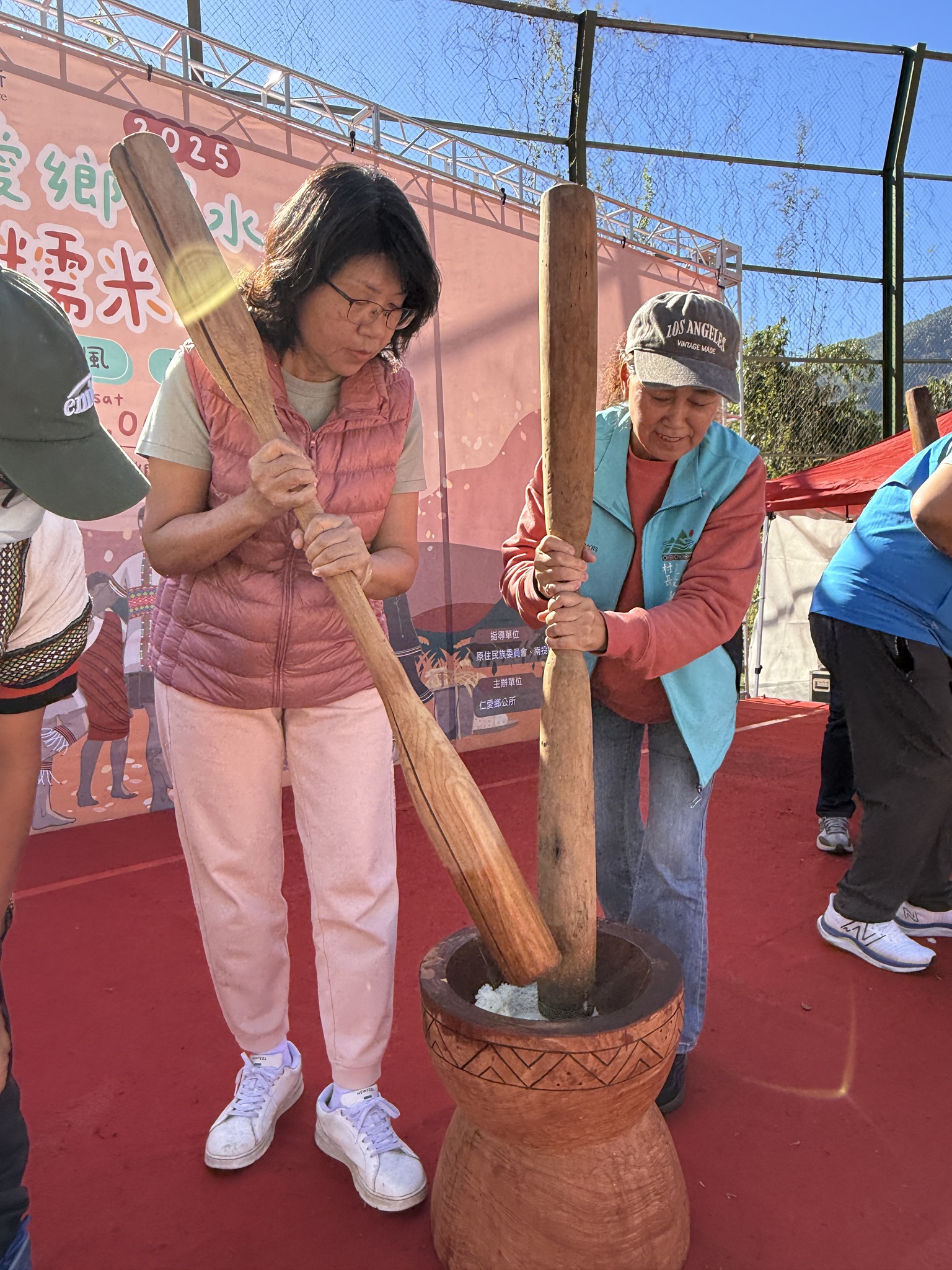 楊宏瑛場長(左)與親愛村潘筱玉村長(右)一同參與搗伊娜谷香糯米麻糬之開幕儀式。