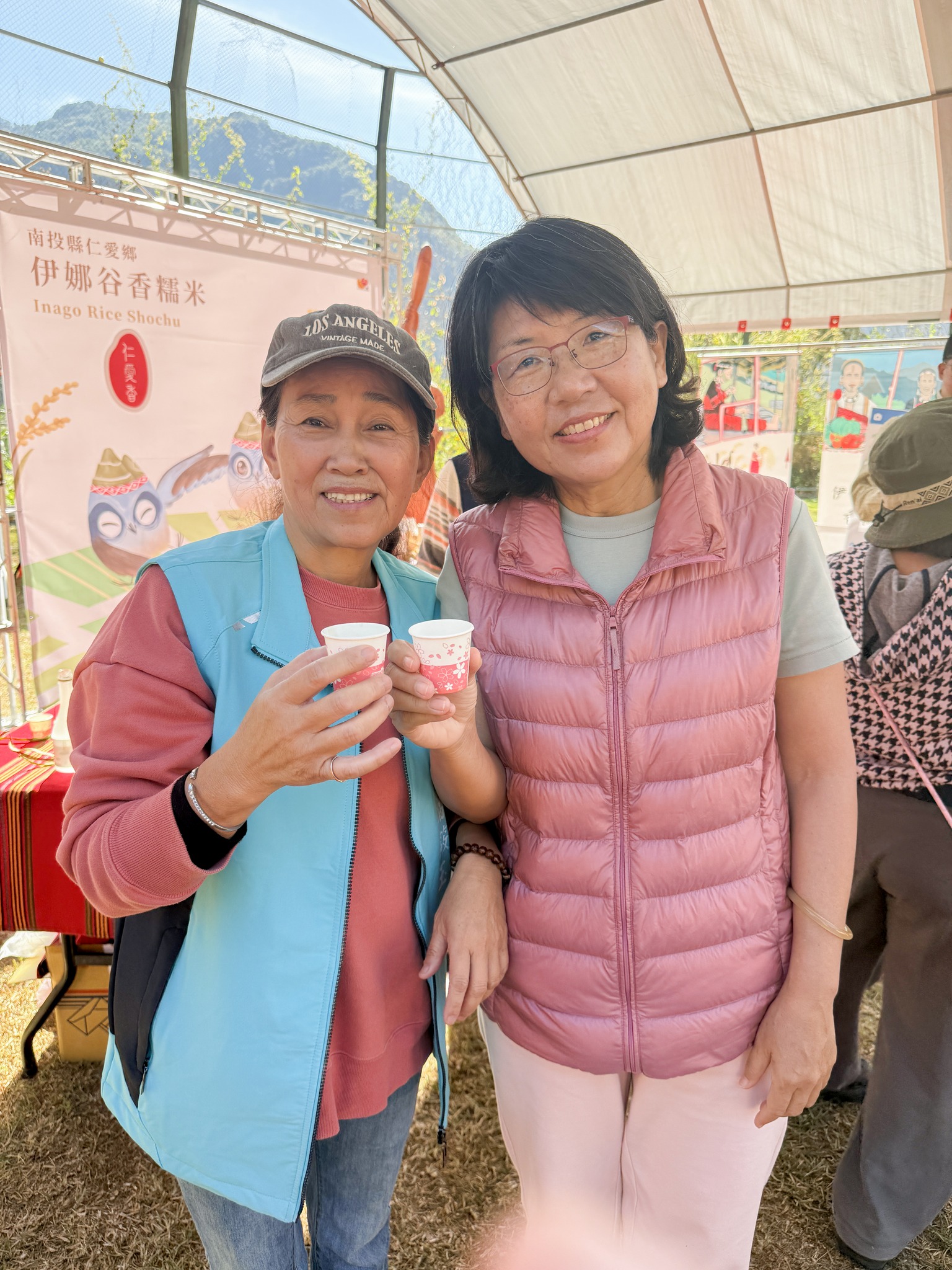 楊宏瑛場長(右)與親愛村潘筱玉村長(左)合影。