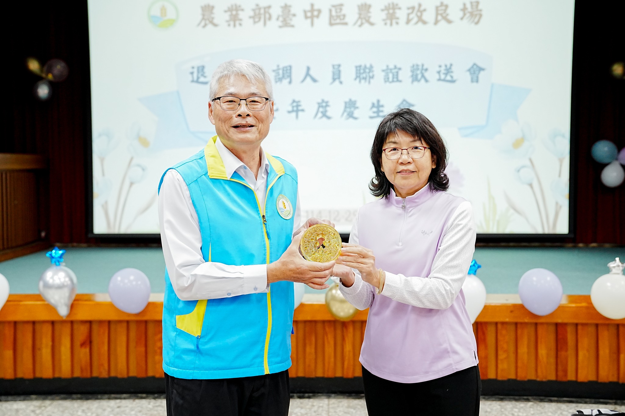 楊宏瑛場長頒發紀念獎牌予楊嘉凌科長。