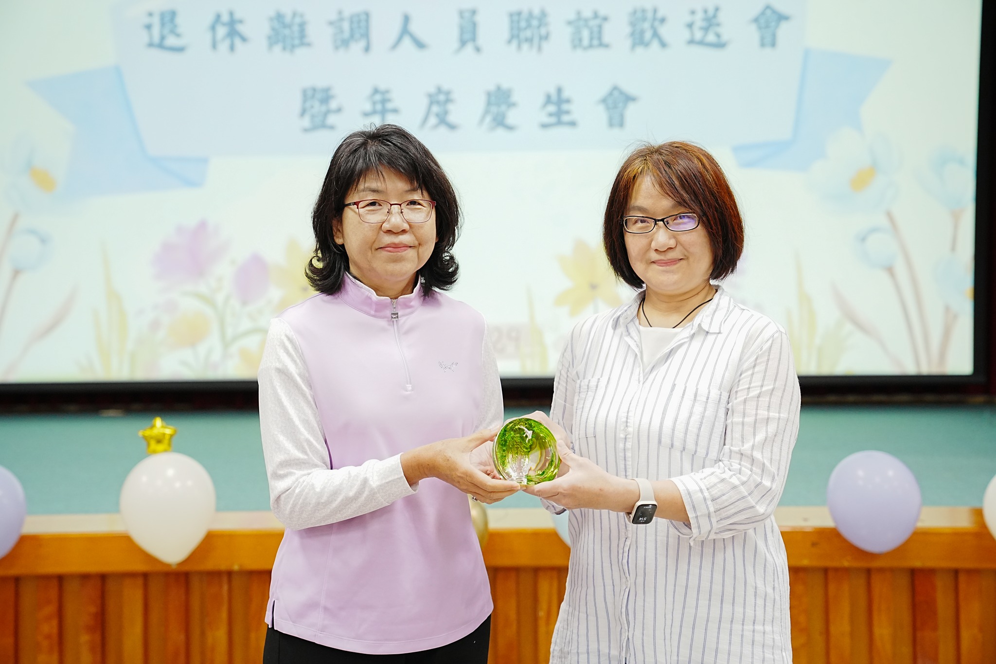 楊宏瑛場長頒發紀念獎牌予黃馨瑩科員。