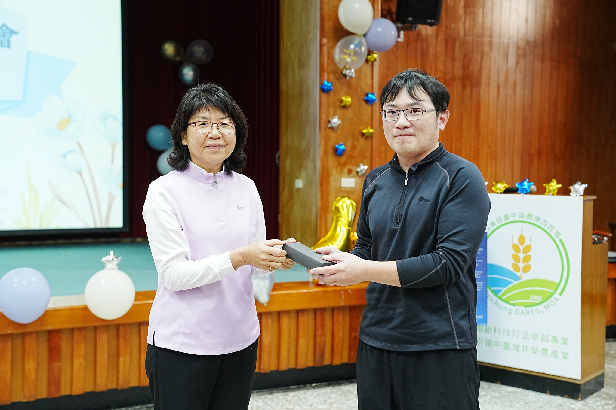 楊宏瑛場長頒發紀念品予林文智書記。