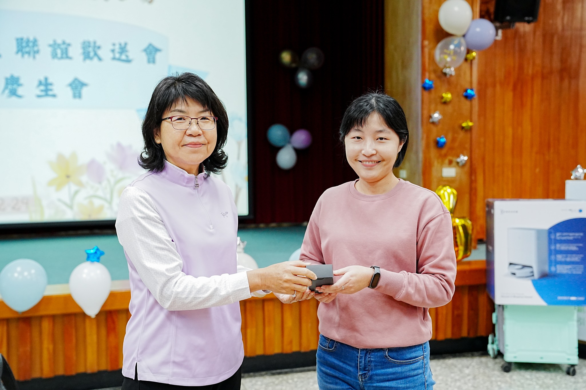楊宏瑛場長頒發紀念品予吳宛軒辦事員。