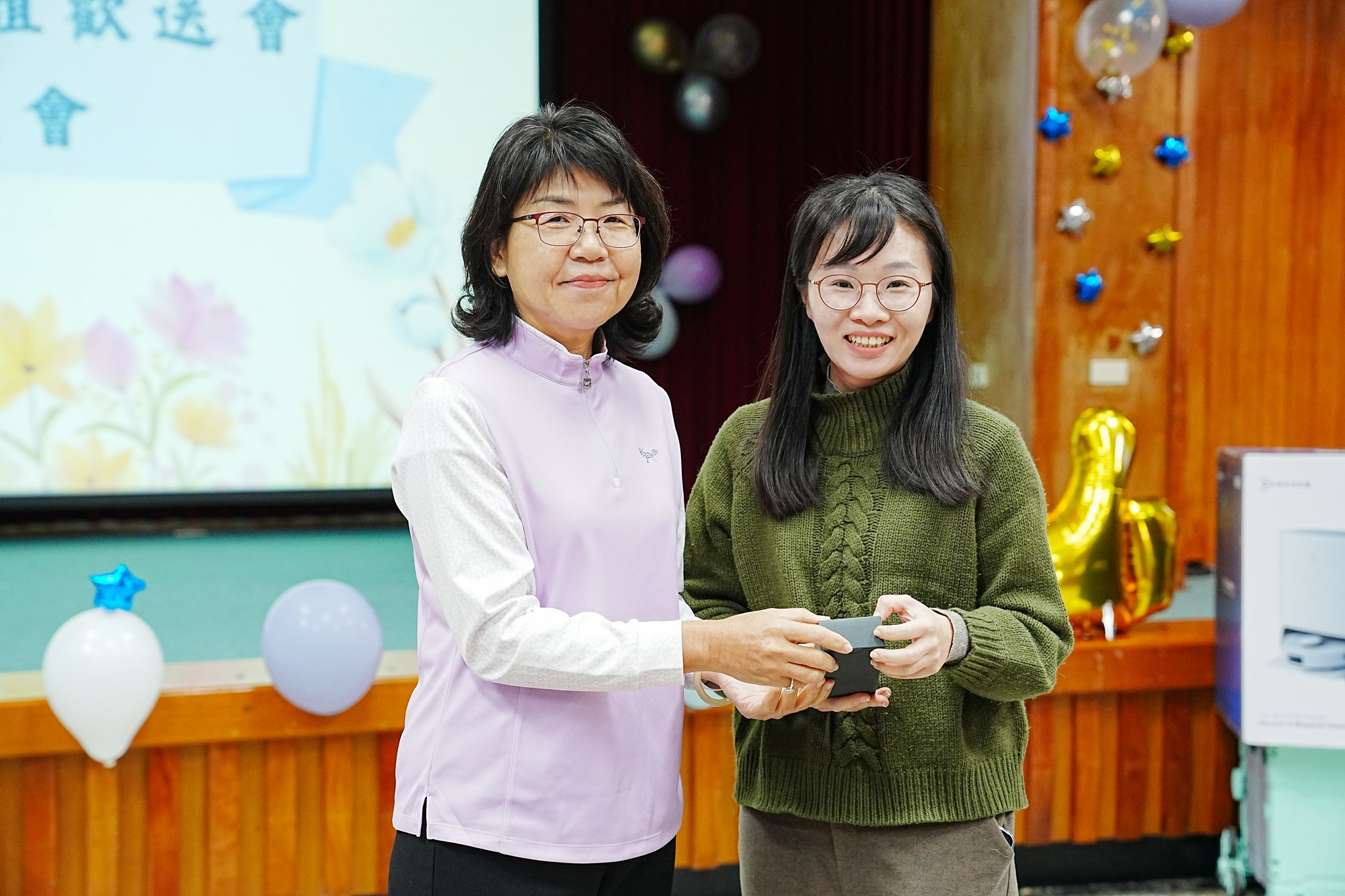 楊宏瑛場長頒發紀念品予李怡蓓助理研究員。