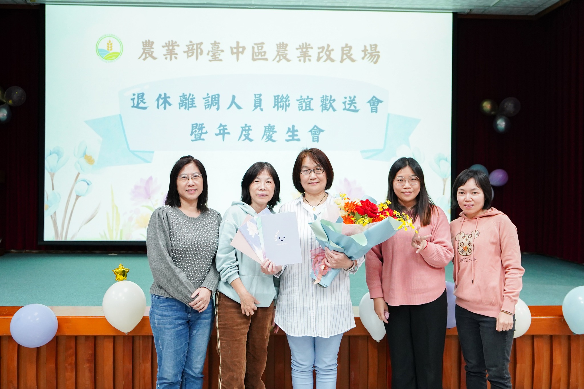 主計室同仁致贈花束與卡片，並與黃馨瑩科員合影留念。
