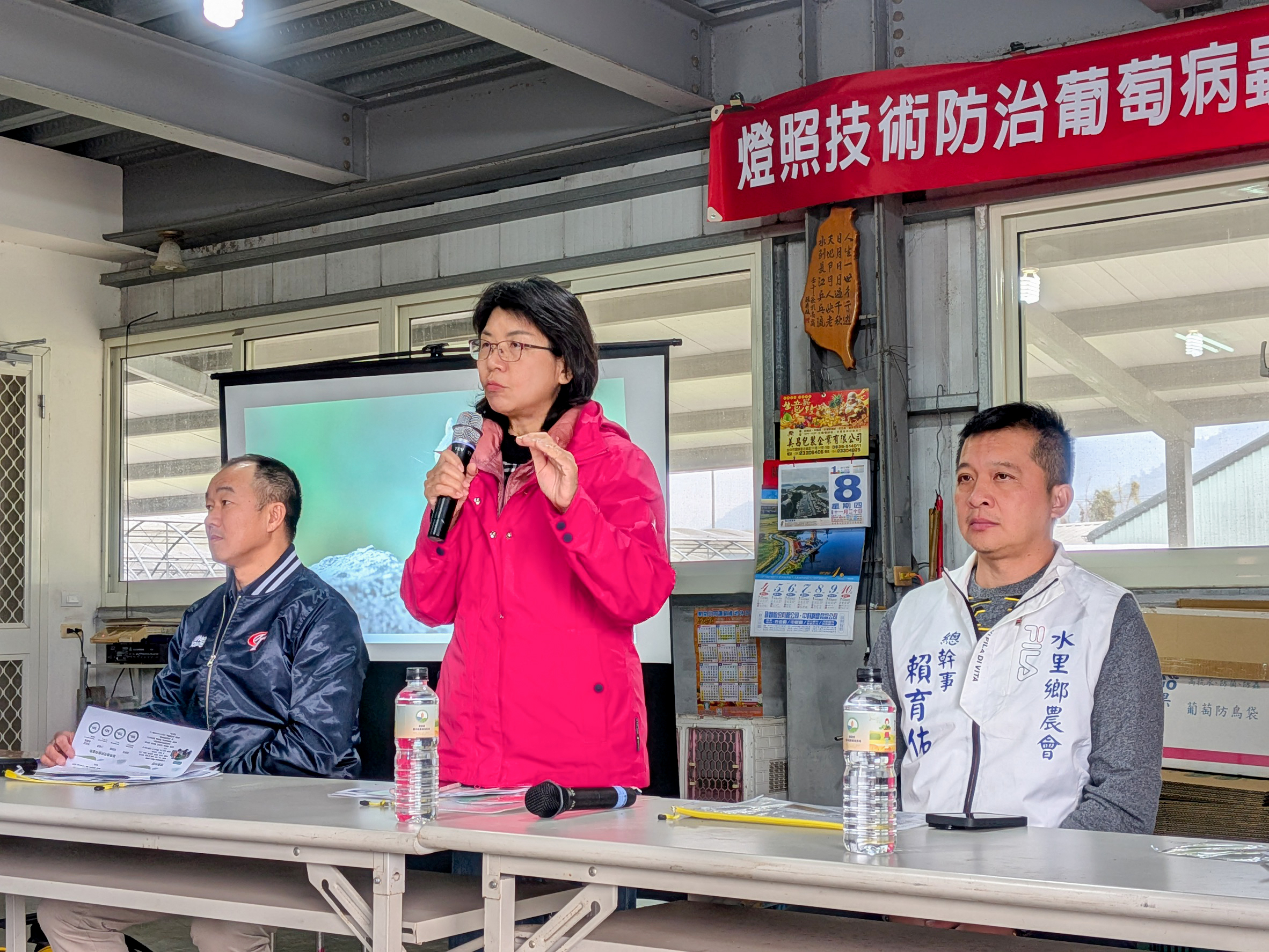 臺中農改場楊宏瑛場長為「燈照技術防治葡萄病蟲害暨省工機具田間觀摩會」開場致詞。