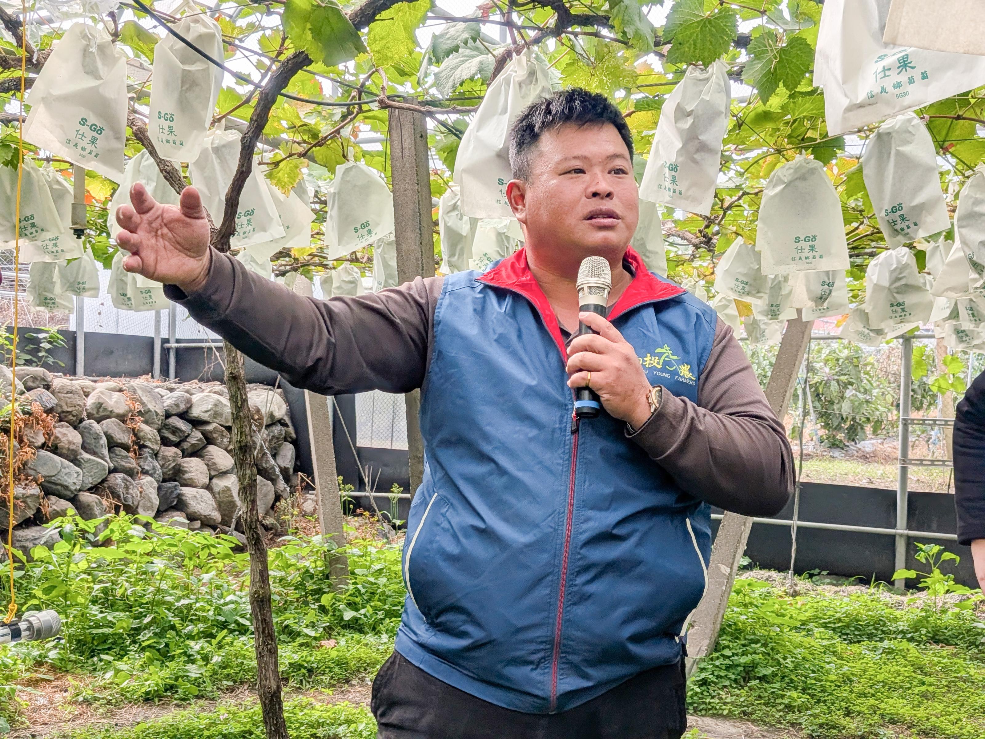 甘喜農場張藝耀農友分享導入燈照技術後的實際栽培經驗。