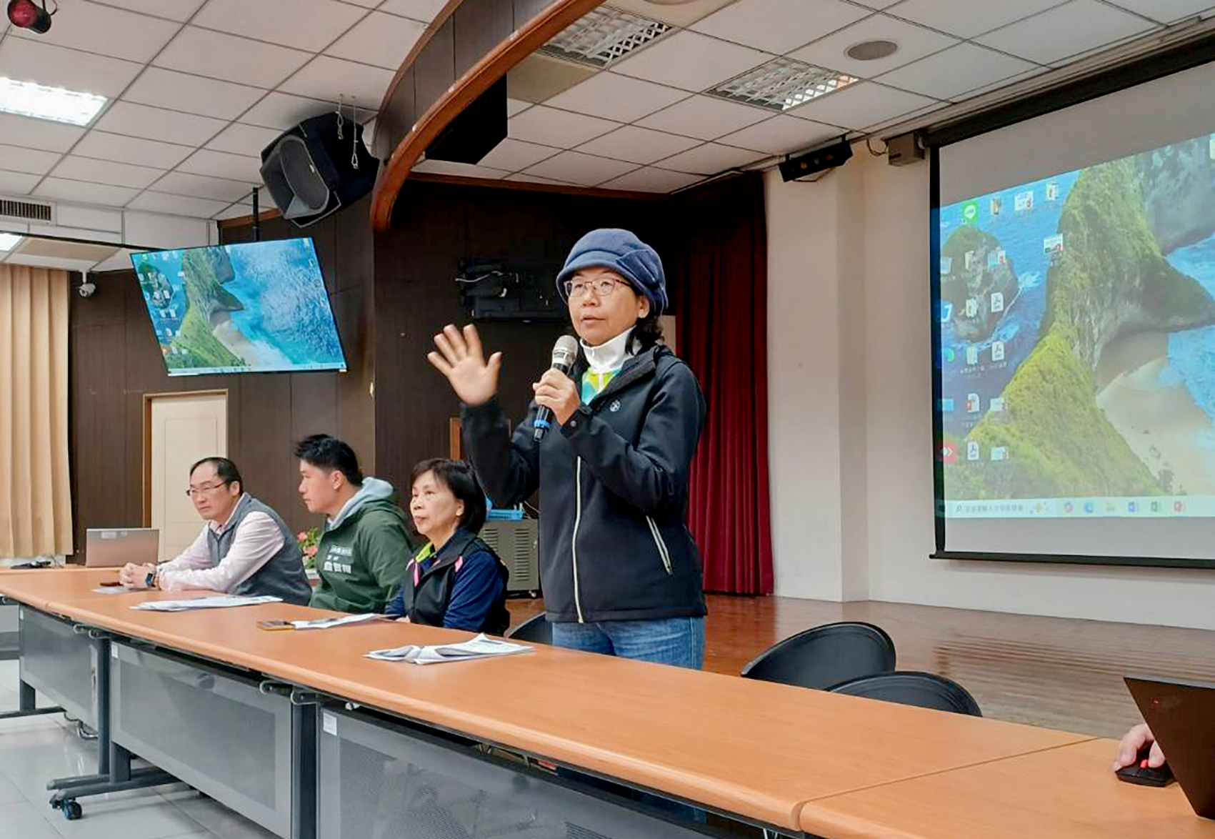 臺中農改場楊宏瑛場長為「115年高接梨接穗預防寒害及赤星病技術座談會」開場致詞。