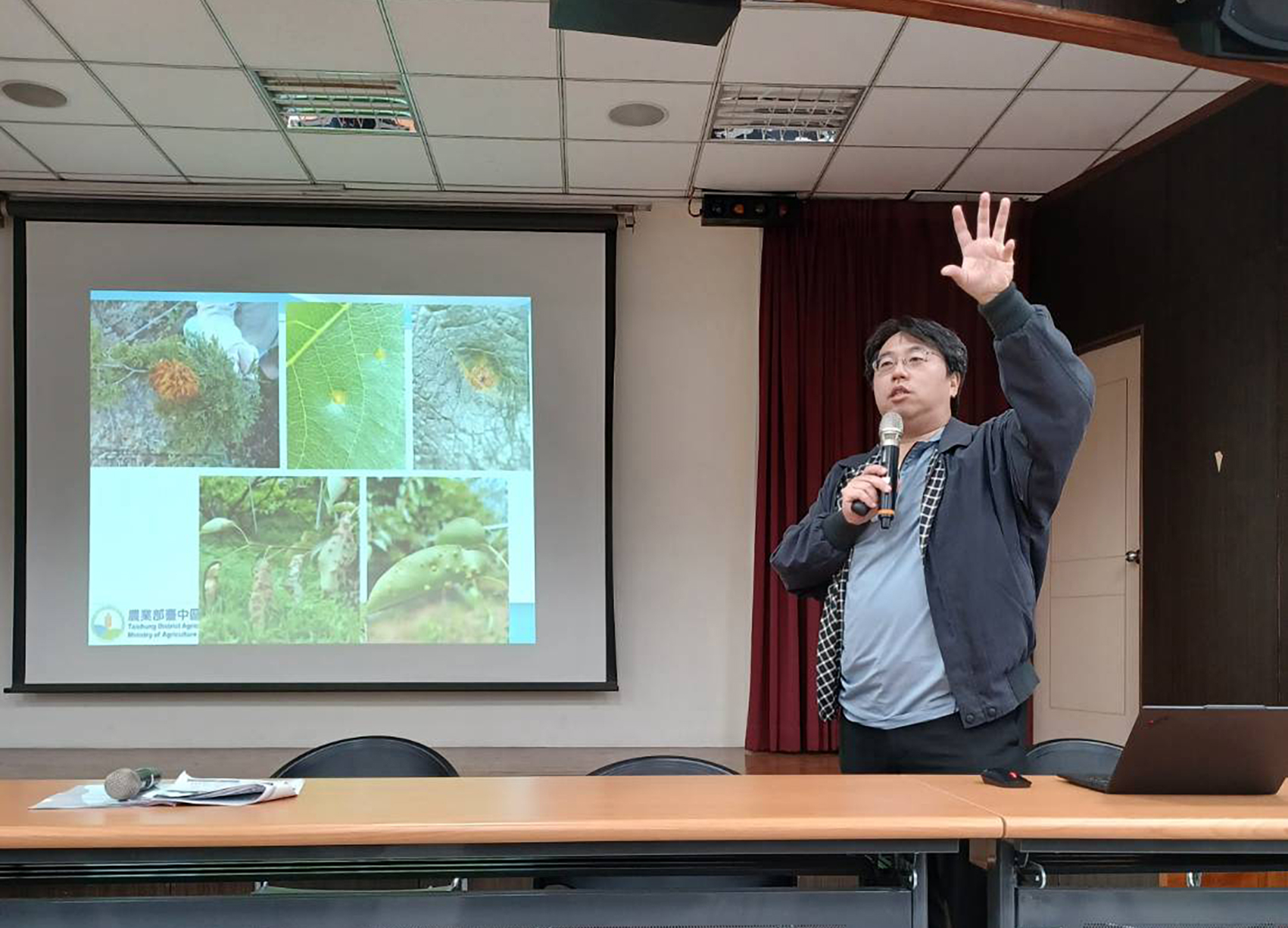 臺中農改場王照仁副研究員向農友說明「梨赤星病傳播途徑及防治注意」事項。