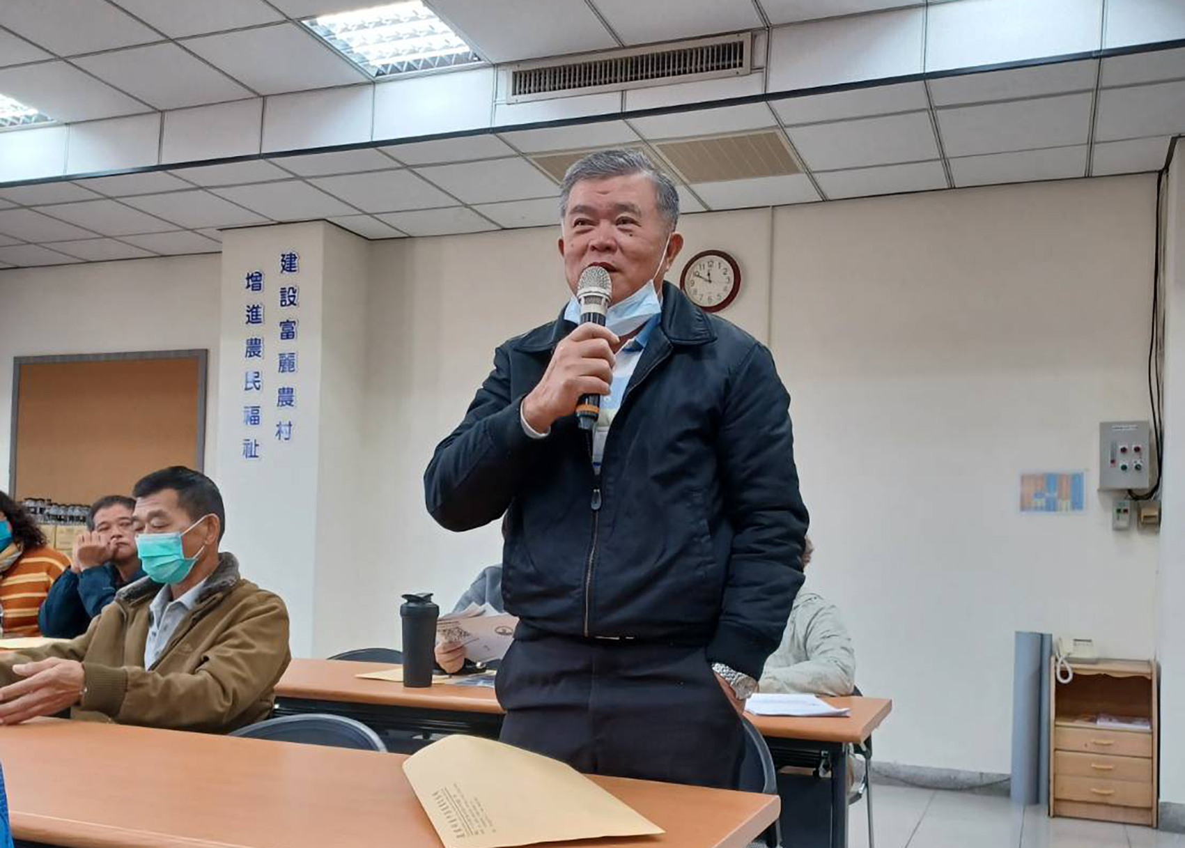 座談會現場農民踴躍提問。