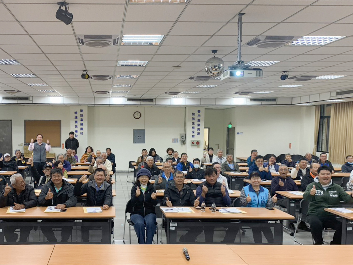 參與座談會人員合影。