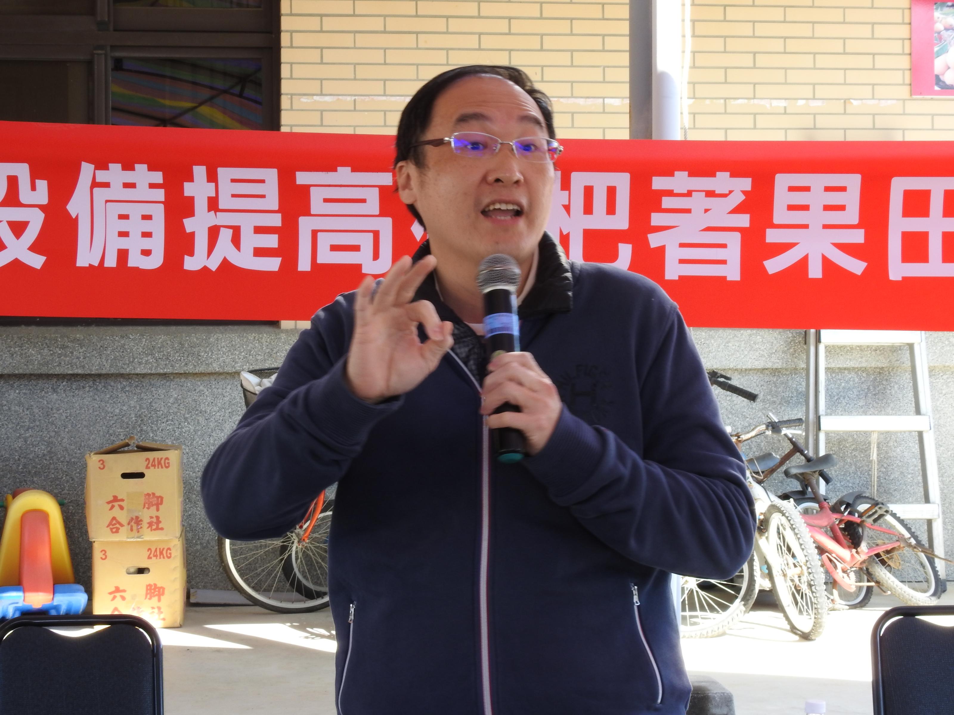 臺中農改場蔡本原助理研究員向農友宣導「重要農業政策」。