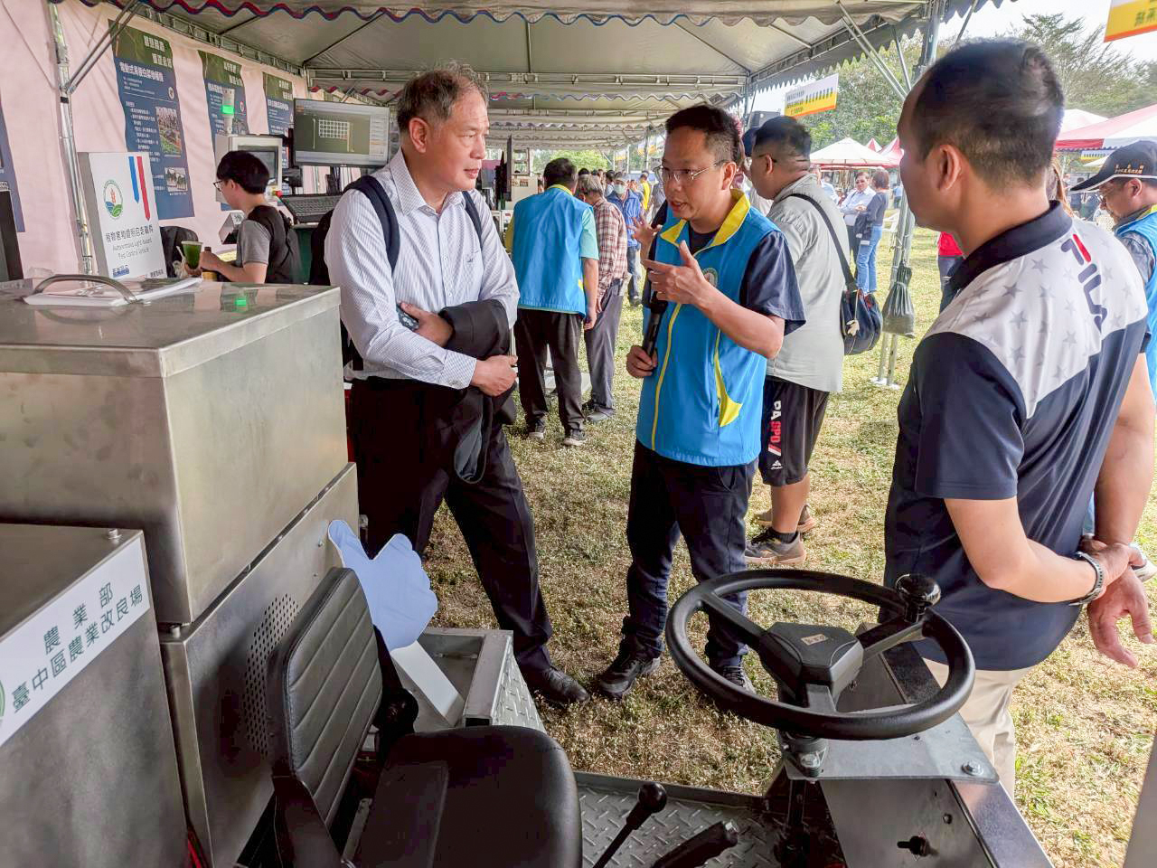 張金元副研究員向農業部科技司陳瑞榮副司長介紹電動鼓風噴霧機應用成效。