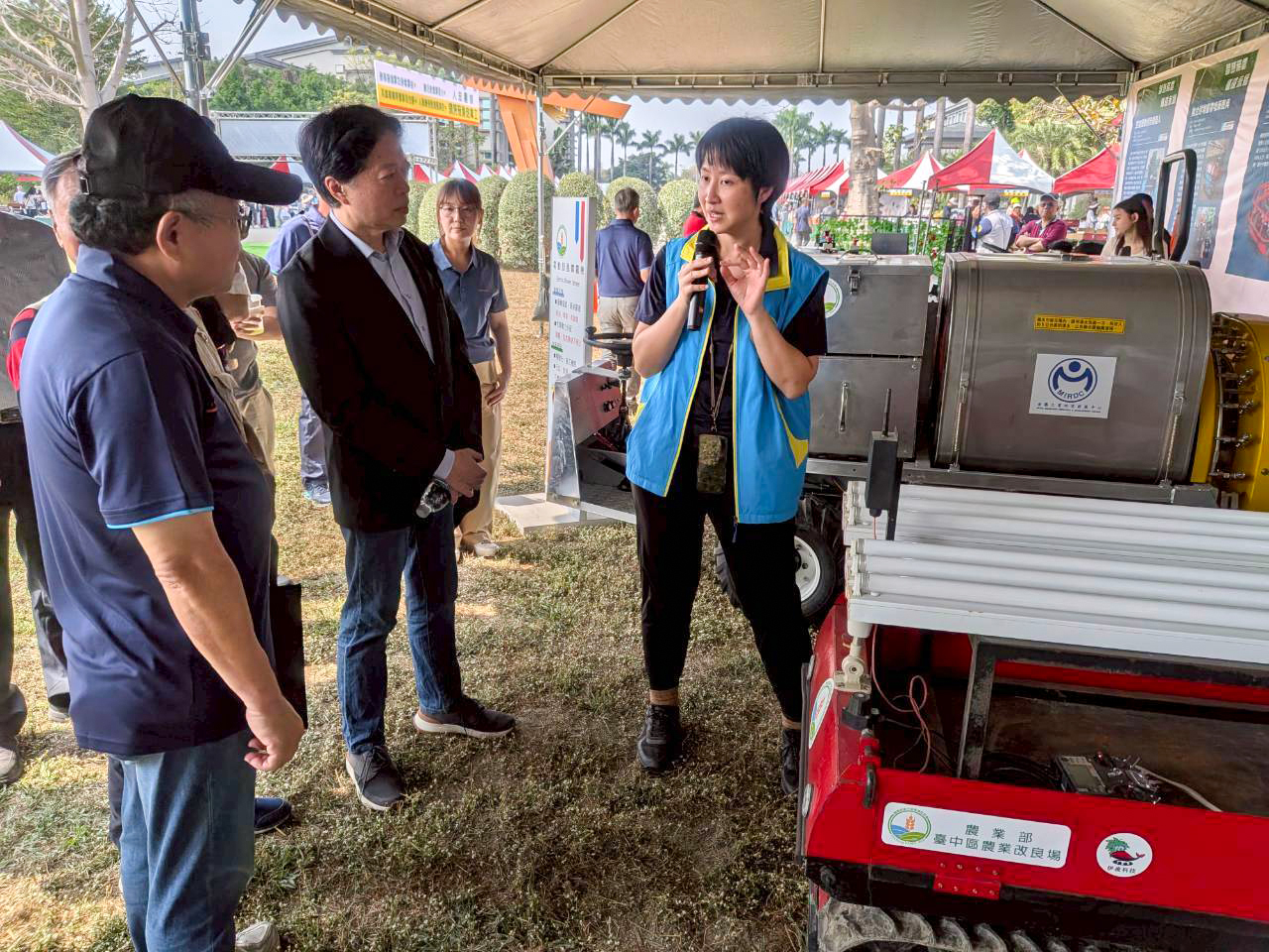 許晴情助理研究員向農業部林家榮主秘與高雄農改場羅正宗場長介紹植物害物燈照抑制系統之減藥成效。