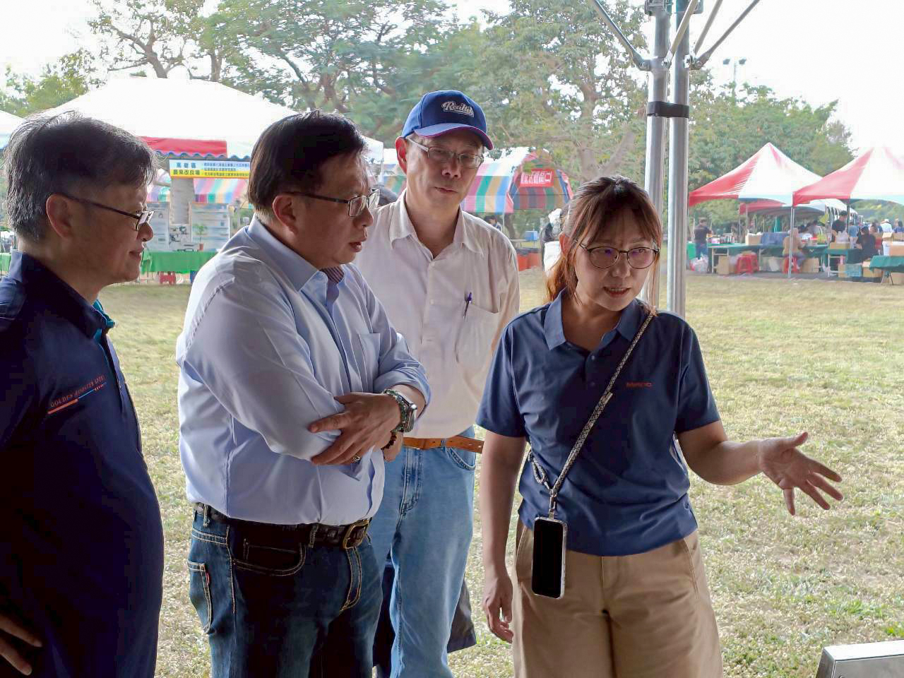 電動農機團隊金屬中心陳美蓉管理師向農業部黃昭欽次長介紹電動鼓風噴霧機。