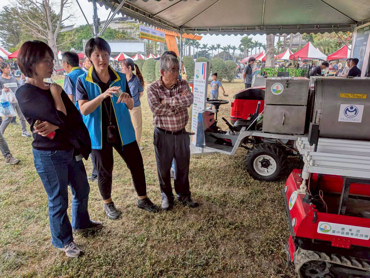 許晴情助理研究員向桃園場王毓華場長介紹植物害物燈照抑制系統。