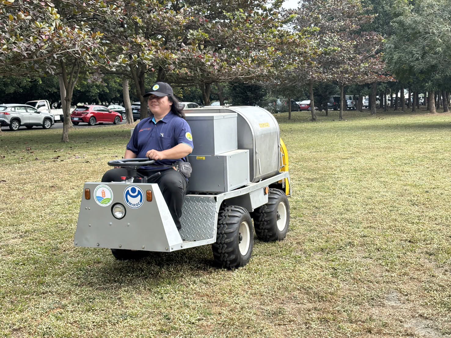 高雄農改場同仁試駕電動鼓風噴霧機，無需踩踏離合器與換檔作業，操作簡單、噪音低，非常舒適與作業安全。