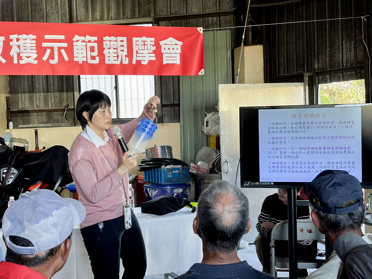 臺中農改場許晴情助理研究員講解介紹蔥類作物病蟲害防治技術與田間管理要領