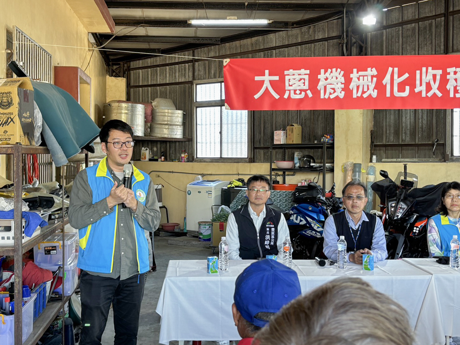 臺中農改場錢昌聖副研究員擔任觀摩會司儀並向農友分享介紹大蔥田間栽培管理技術。