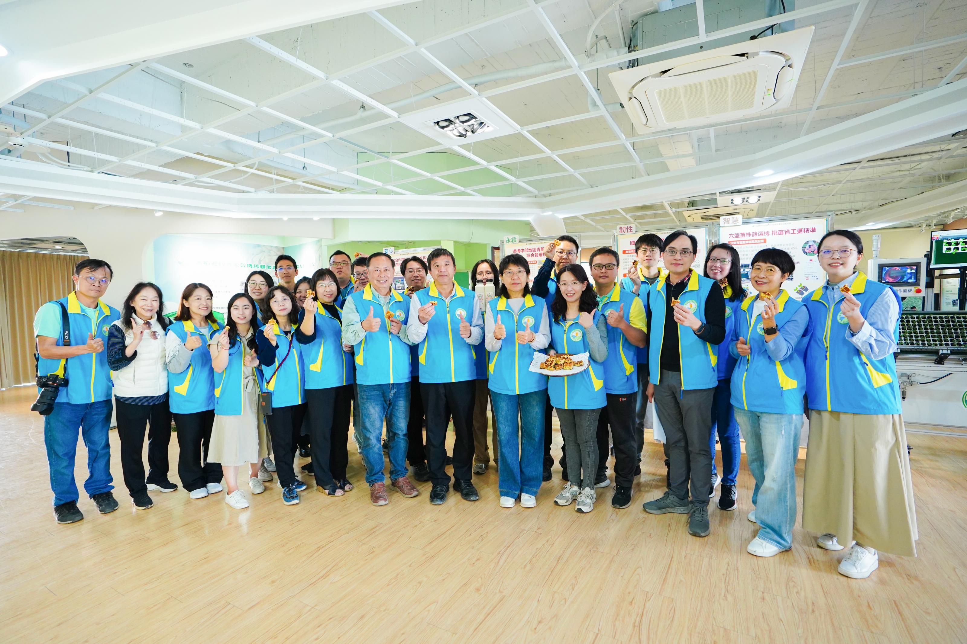 楊宏瑛場長率本場主管及同仁合影。