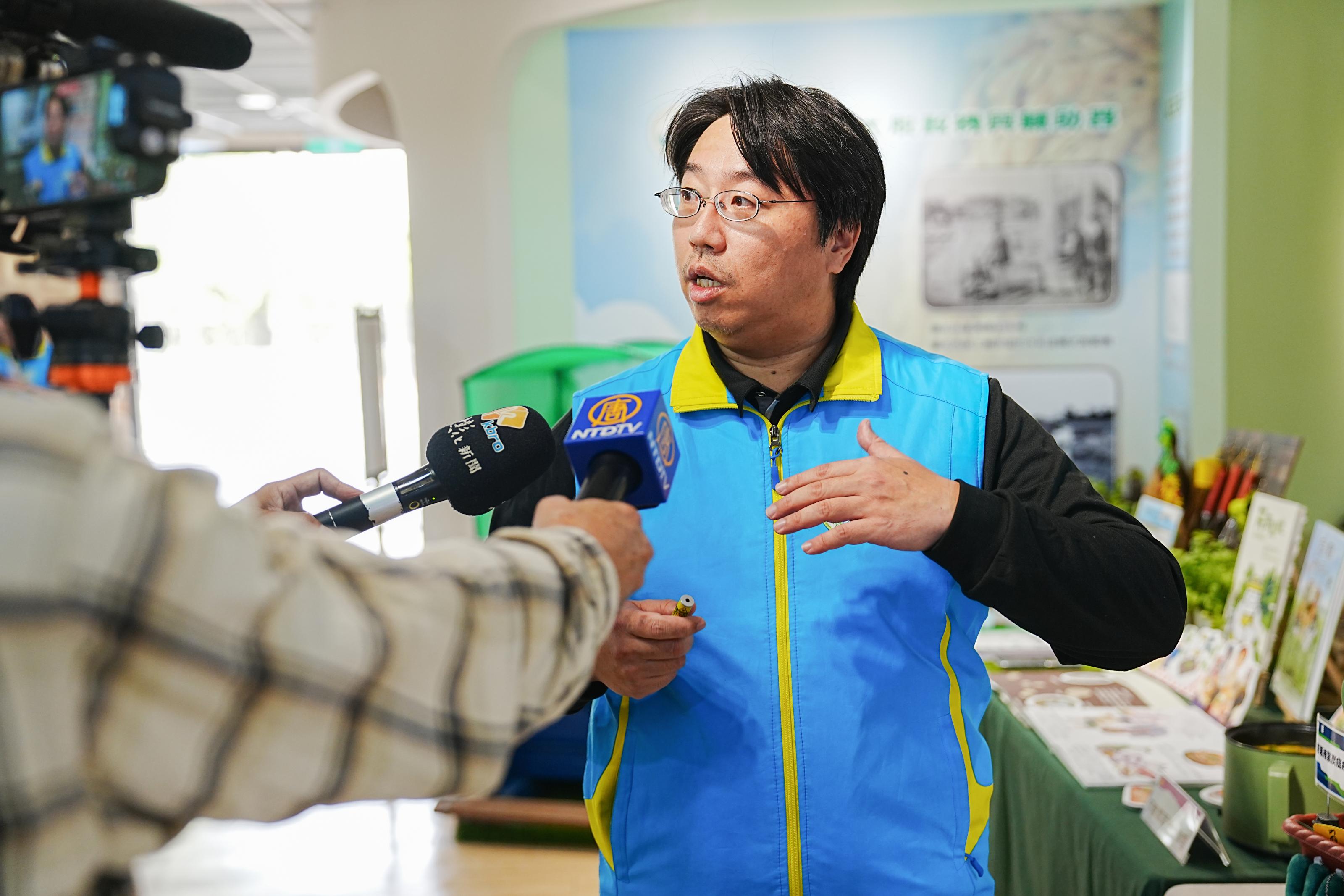 王照仁副研究員說明青蔥捲葉炭疽病綜合管理技術防治策略。