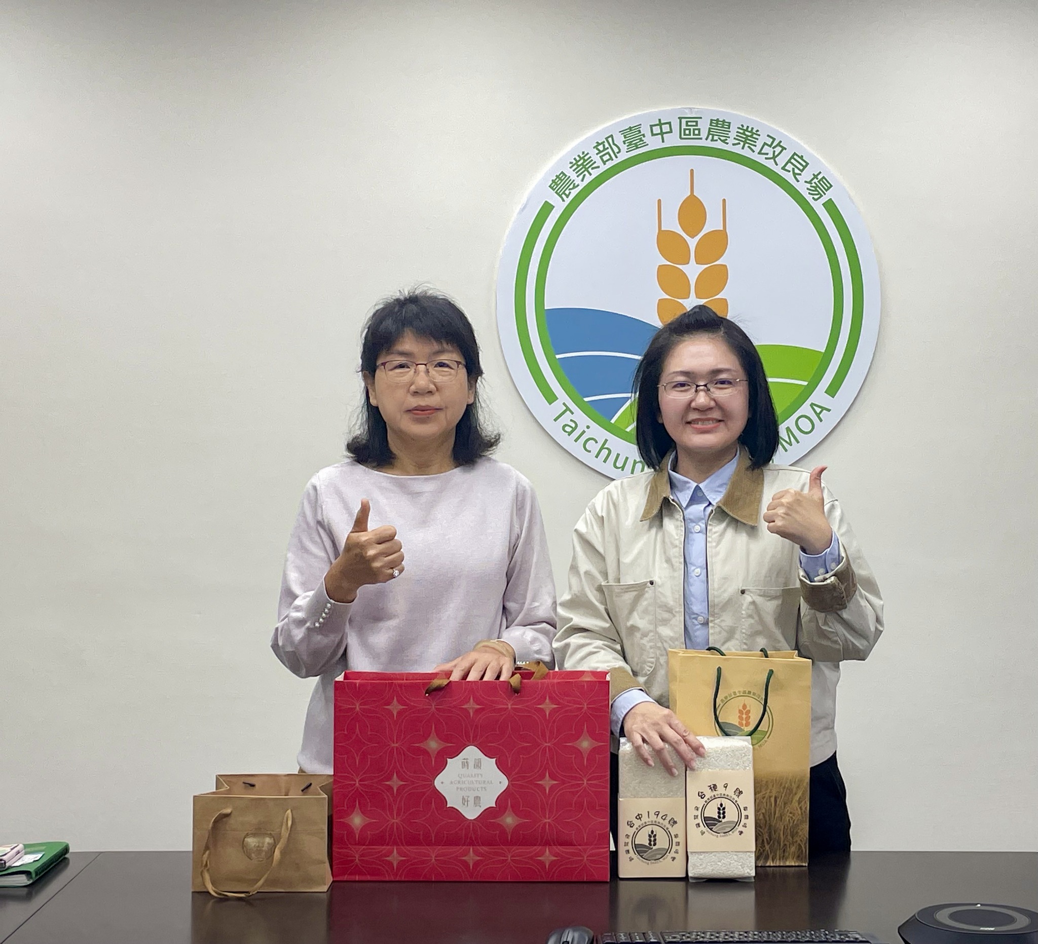 場長與臺中市政府農業局黃玉君科長合照。