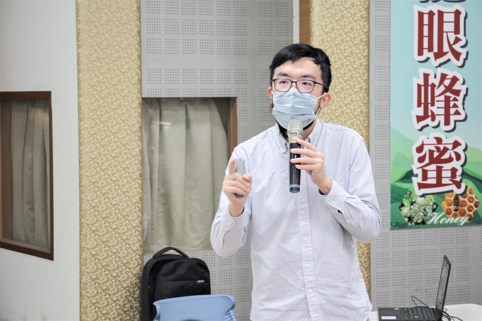 于逸知助理研究員介紹荔枝龍眼果樹之蟲害管理。