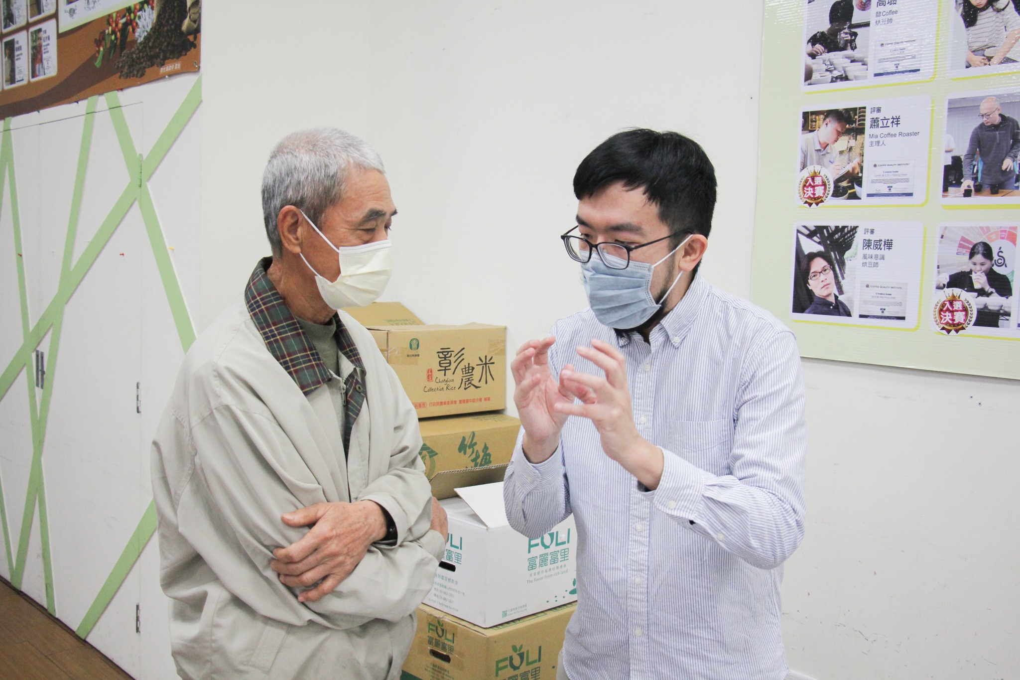 會後農友針對荔枝椿象與疣胸琉璃蟻之防治與于逸知助理研究員(右)進行意見交流。