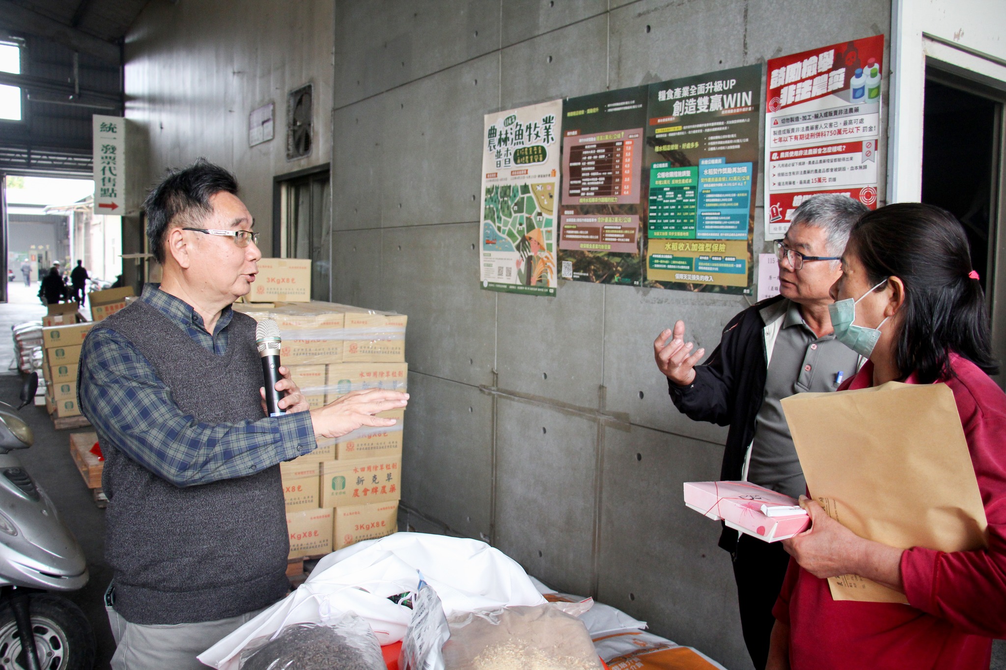 產銷班農友與本場陳俊位研究員(左)針對功能性木黴菌製劑應用與液肥製作進行會後討論。