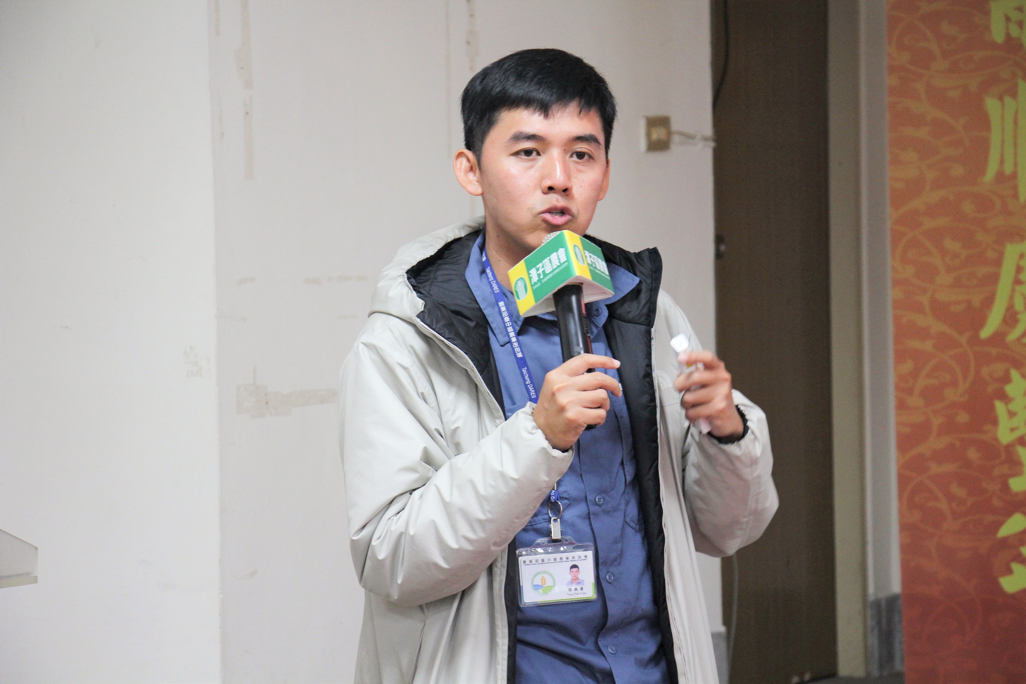 鄧執庸助理研究員介紹因應氣候變遷的水稻栽培管理技術。