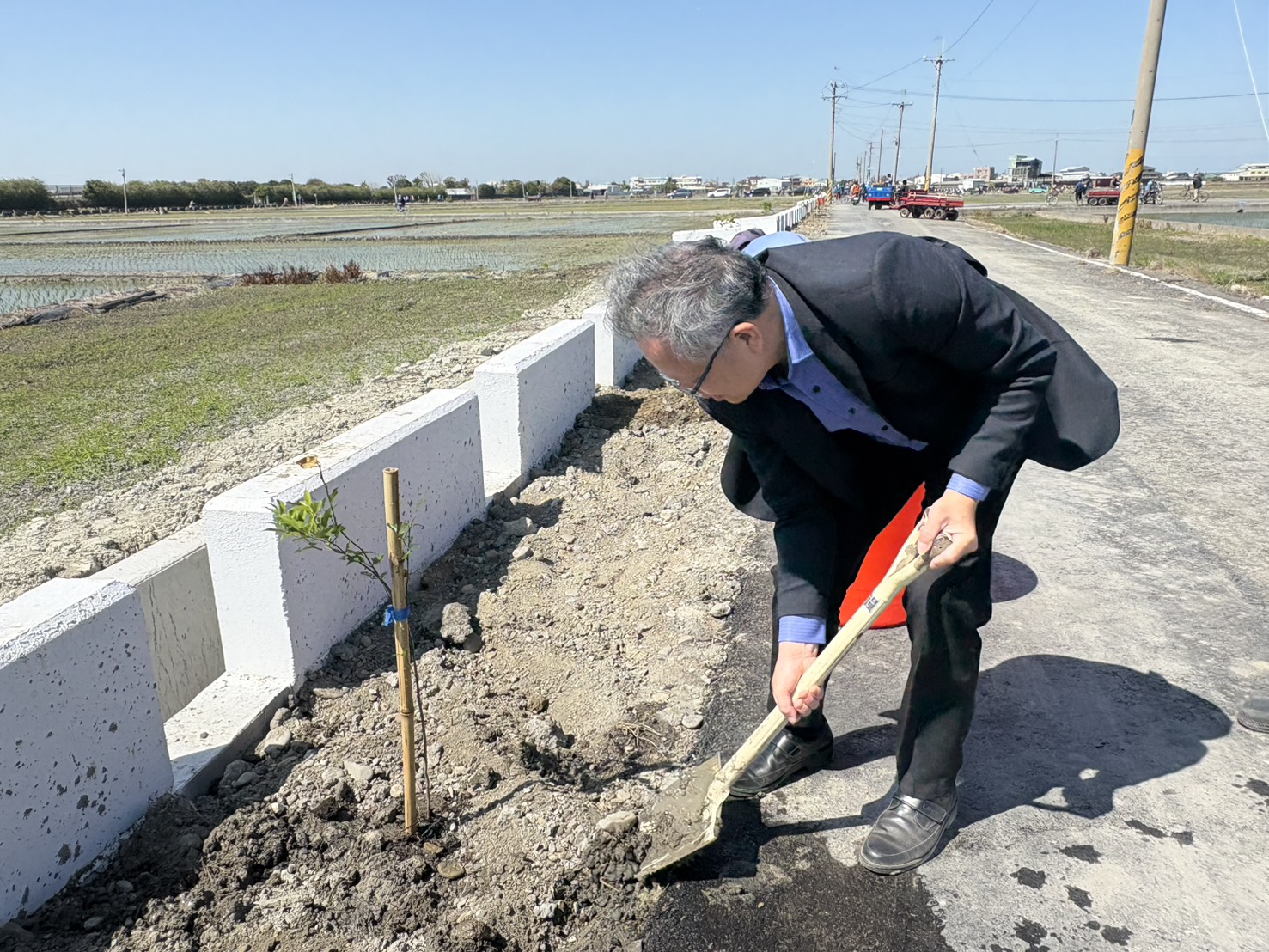 林試所曾彥學所長進行植樹。