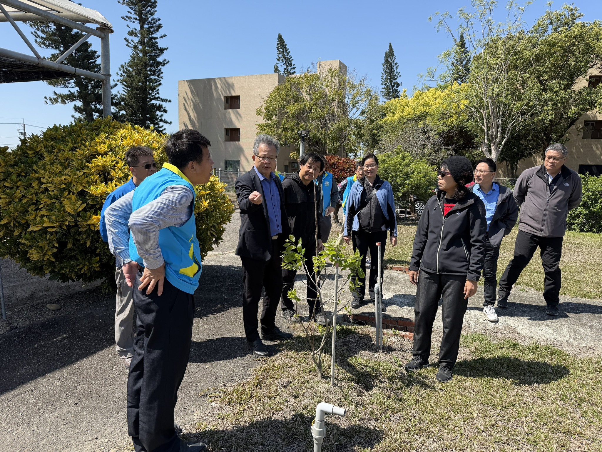 林試所曾彥學所長指導本場路樹栽植技巧。