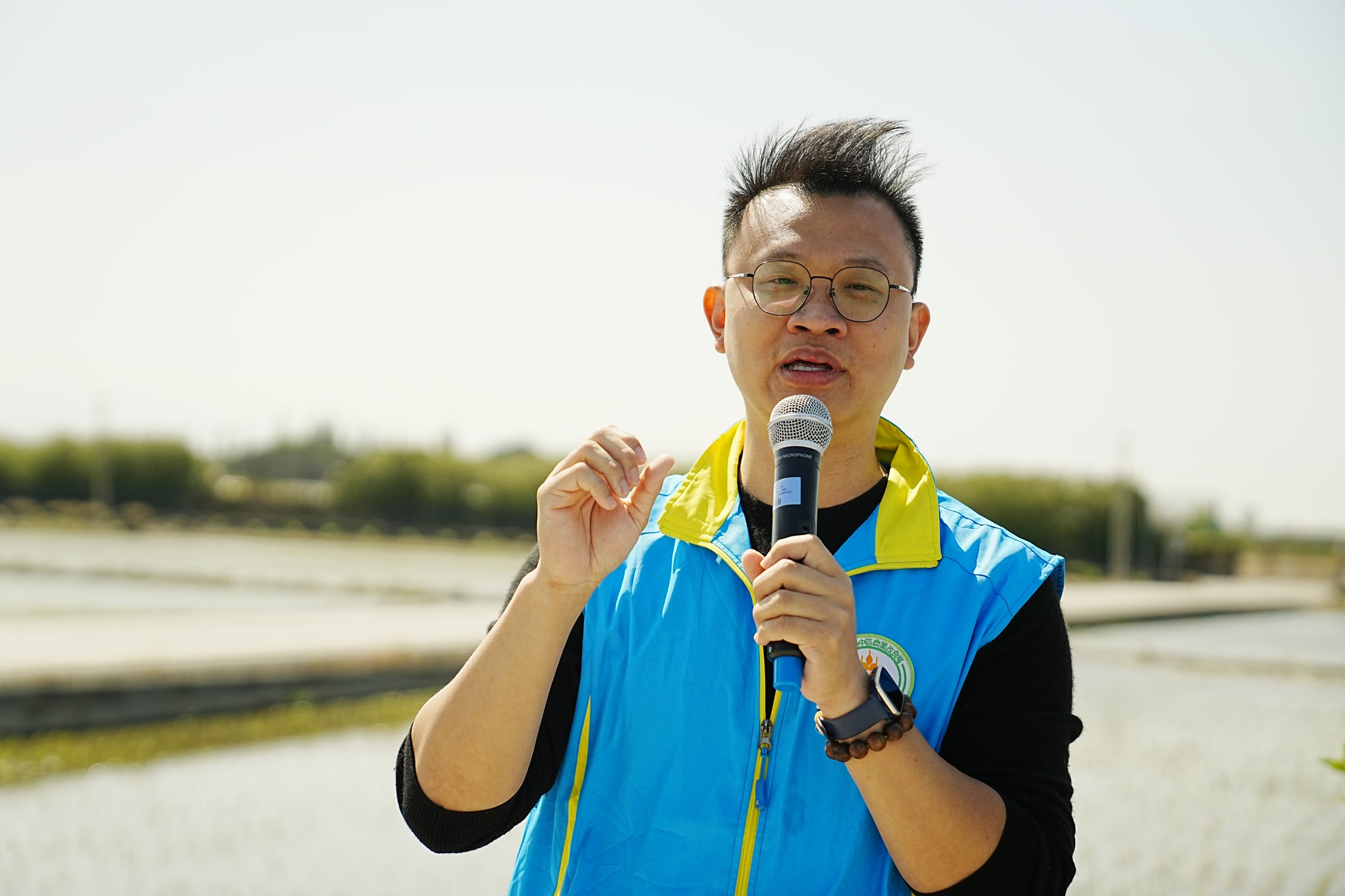 唐愷良助理研究員說明樹種特性與植樹方法。